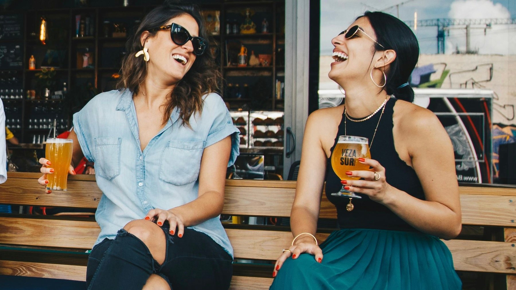 Mujeres bebiendo.