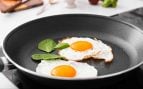 El sencillo truco para que los huevos fritos queden más sabrosos: sólo necesitas una cucharada de este ingrediente