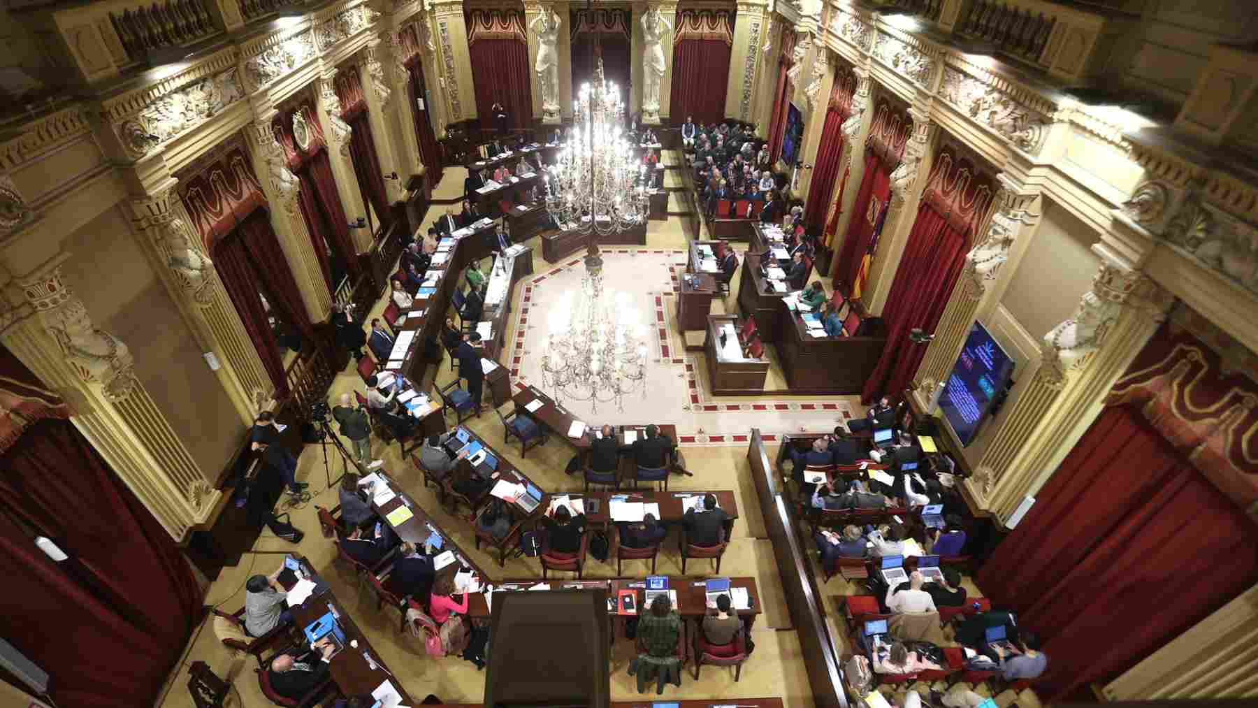 Vista general durante un pleno del Parlament balear.