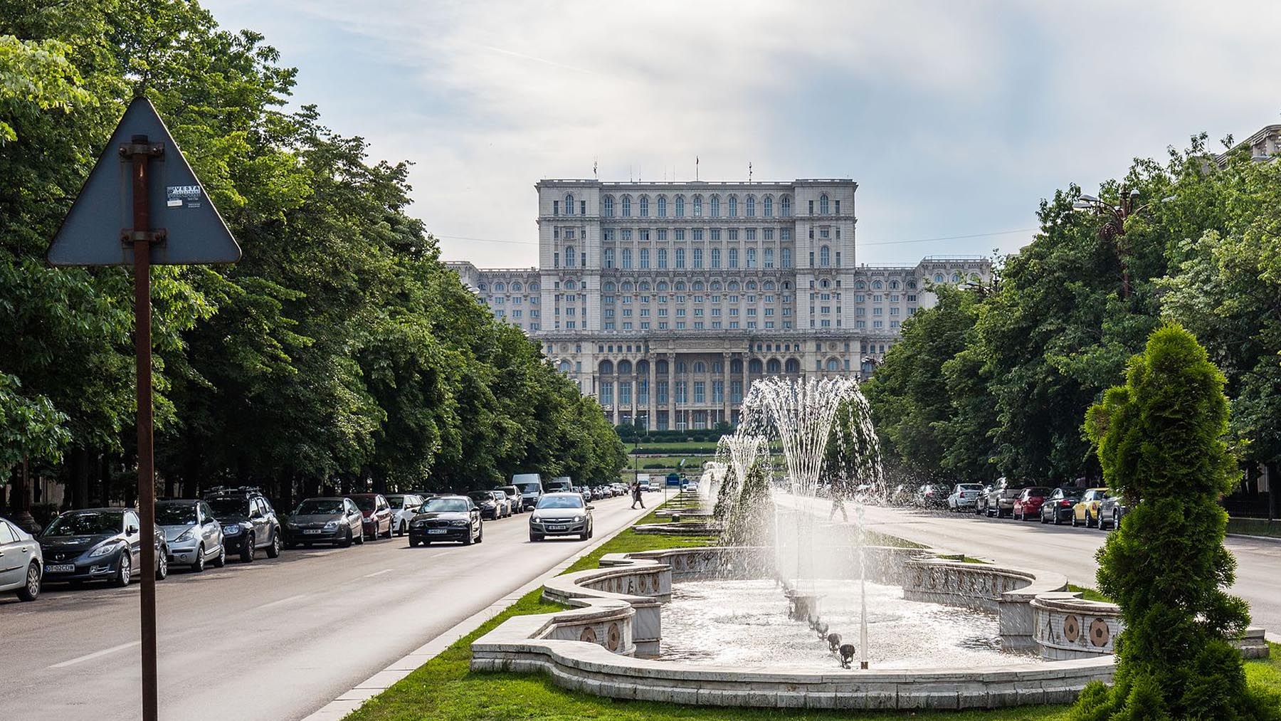 Palacio del Parlamento en Bucarest. Foto: Diego Delso en Wikimedia Commons.