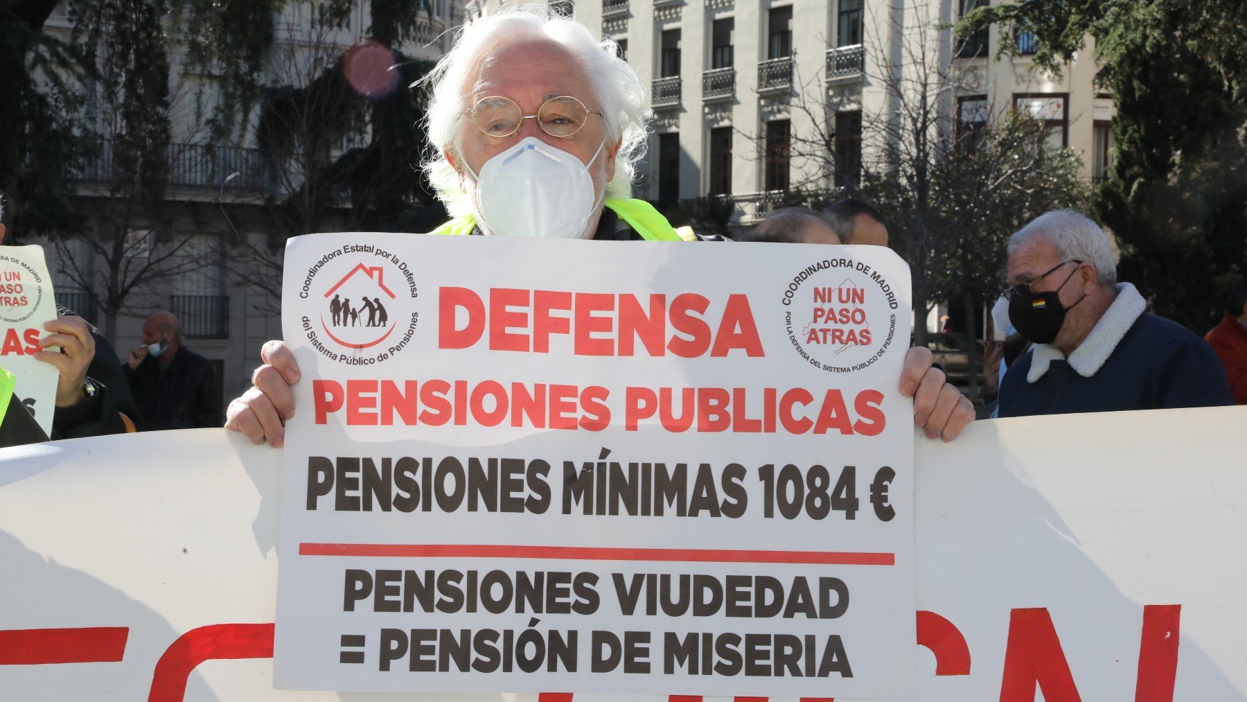 Una anciana se manifiesta por las pensiones. (EP)