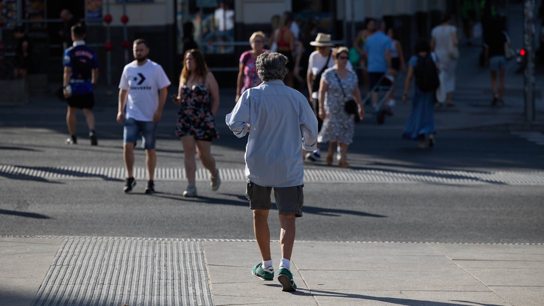 Un señor mayor camina por las calles de Madrid. (EP)