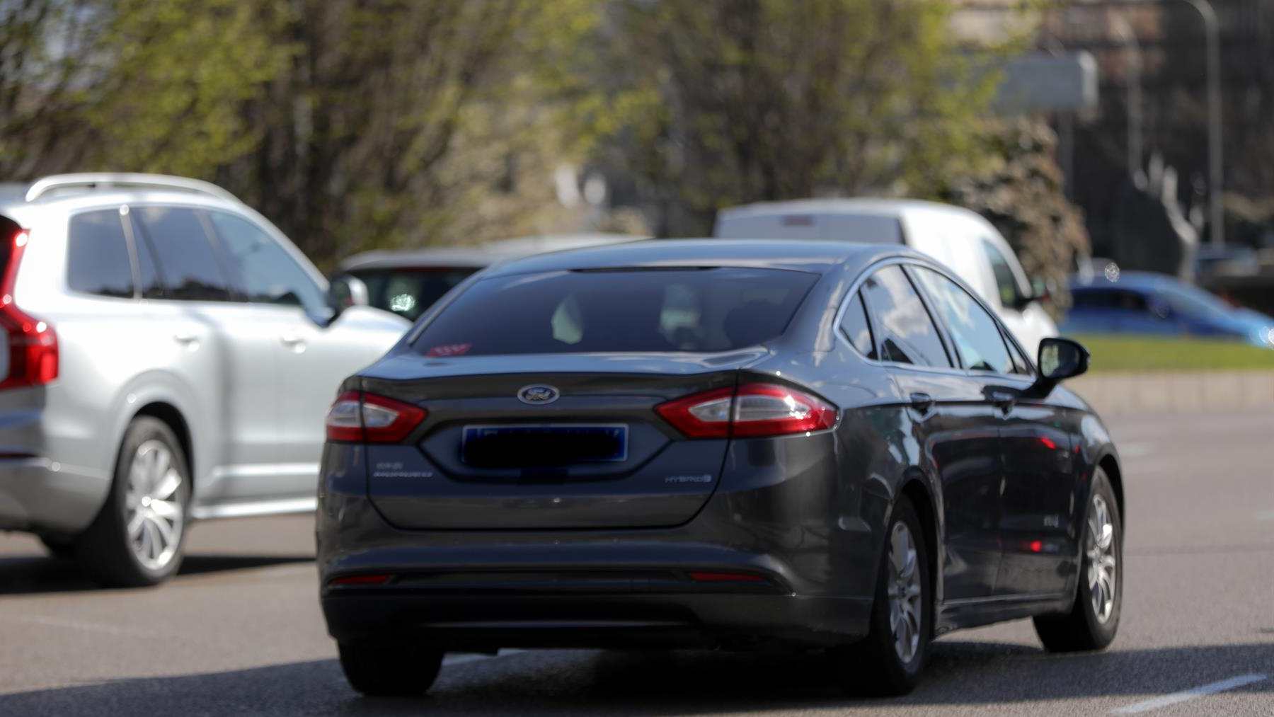 Un coche VTC circula por una calle. – Jesús Hellín – Europa Press