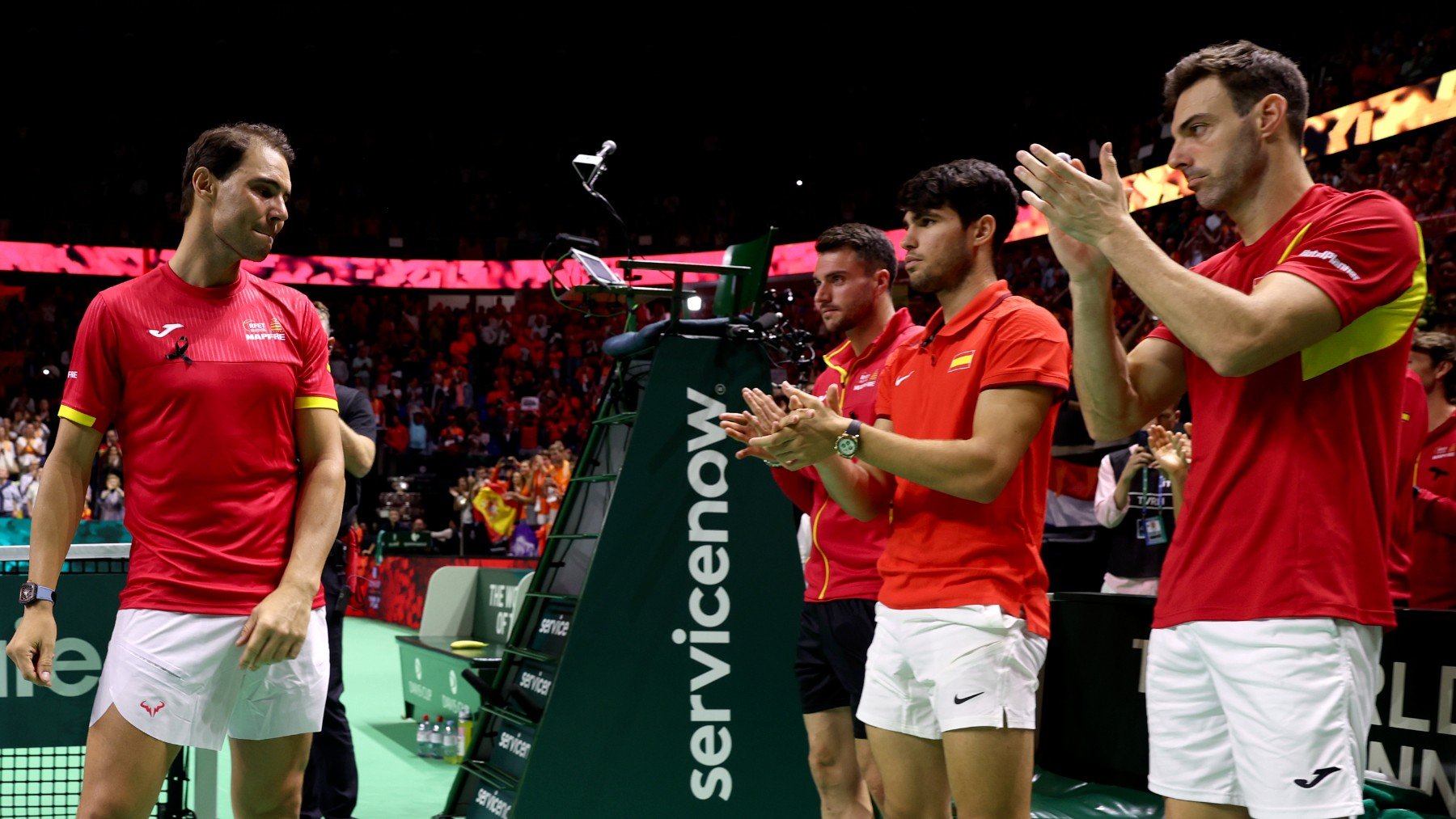 Carlos Alcaraz despide a Rafa Nadal. (Getty)