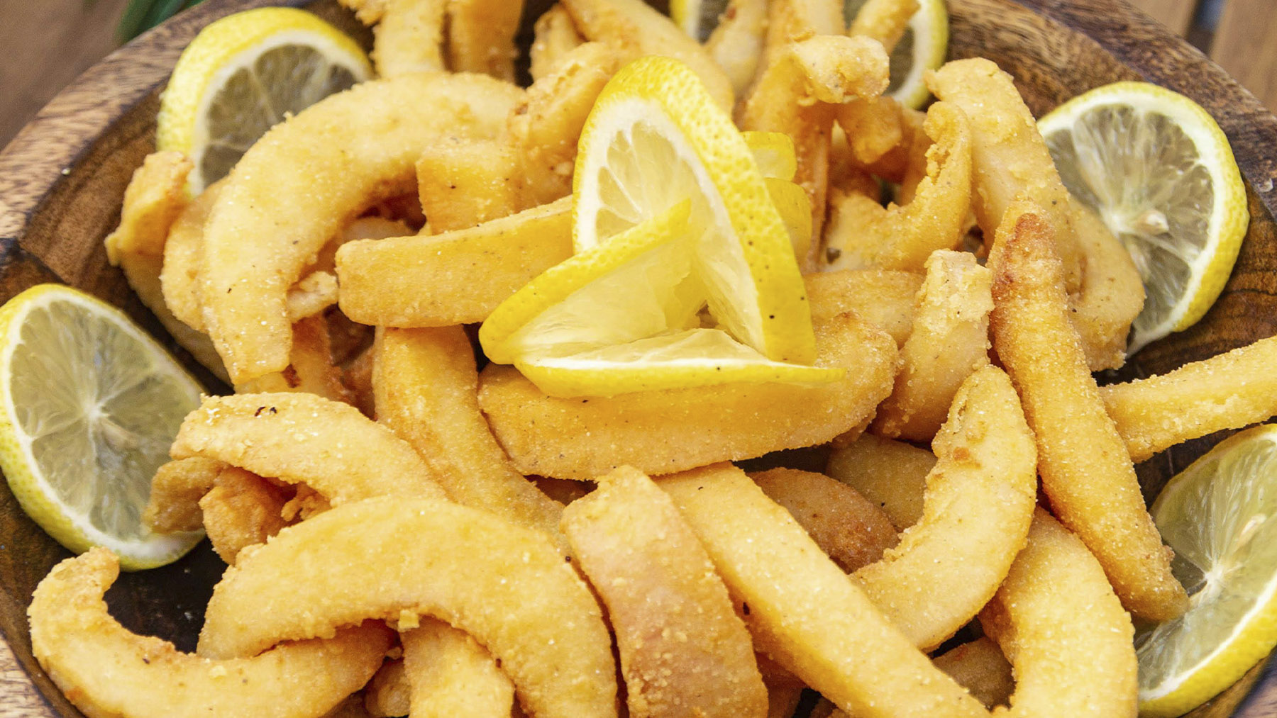 Calamares fritos con limón. Foto: Pexels.