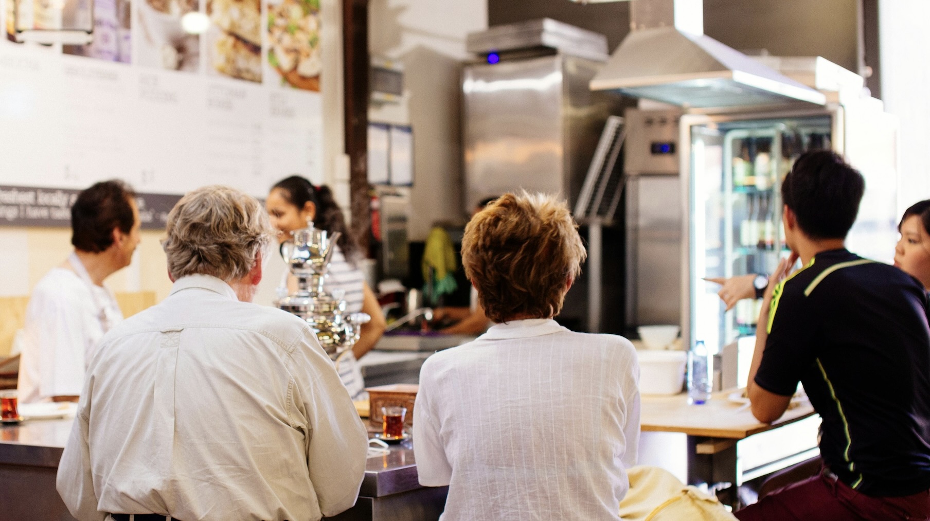 Clientes sentados en la barra. Foto: Pexels.