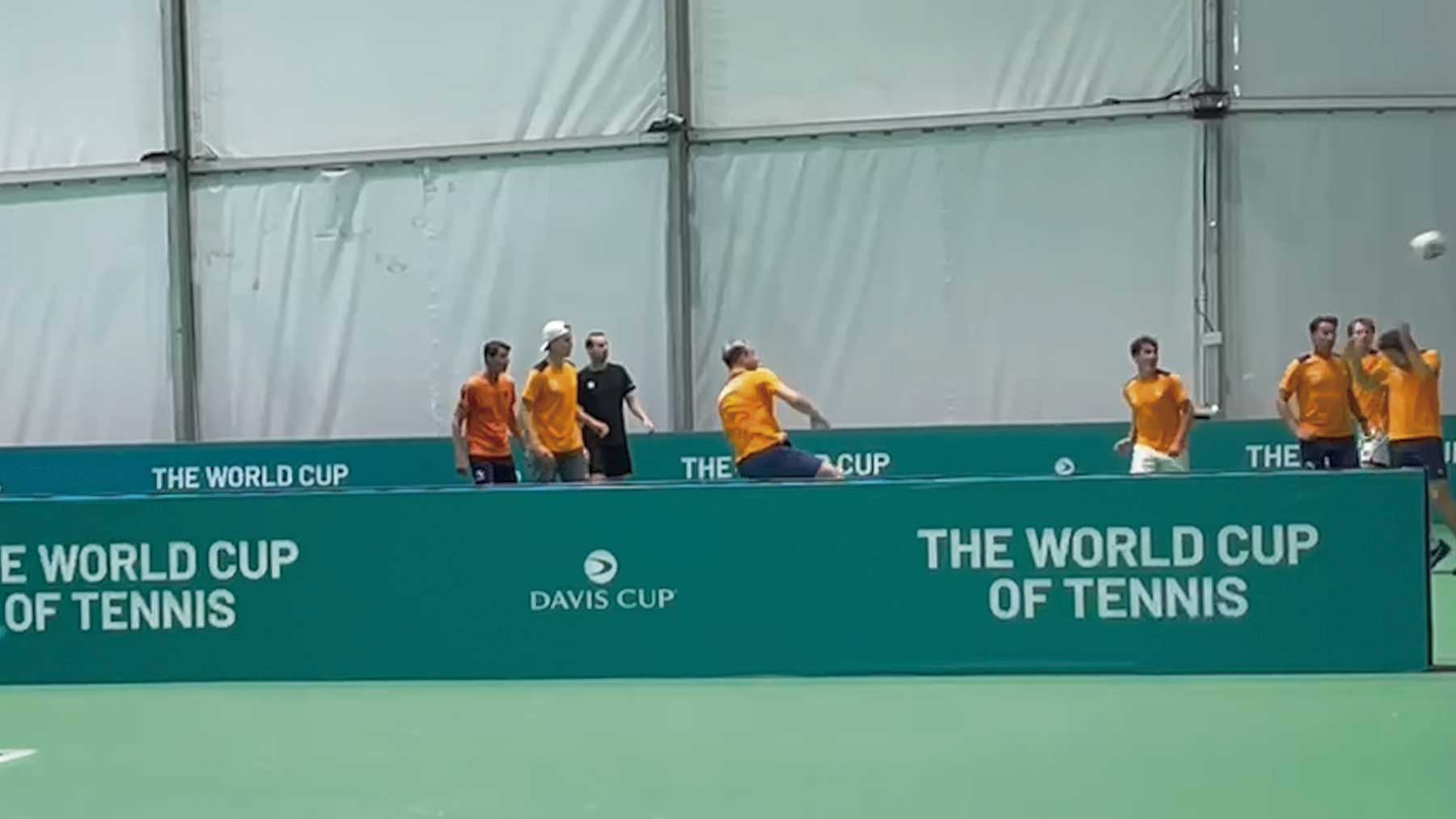 Los tenistas neerlandeses con el balón de fútbol, durante el entrenamiento.