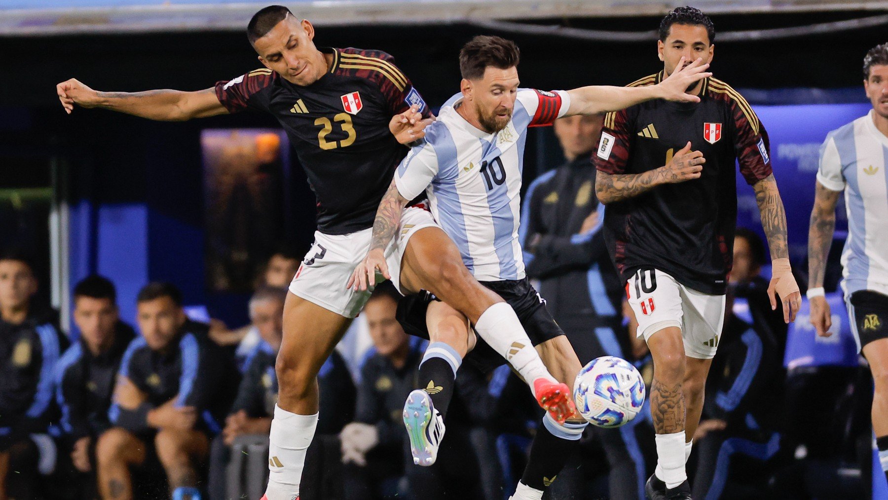 Leo Messi pelea un balón con los defensores de Perú en el partido de Argentina. (EFE)