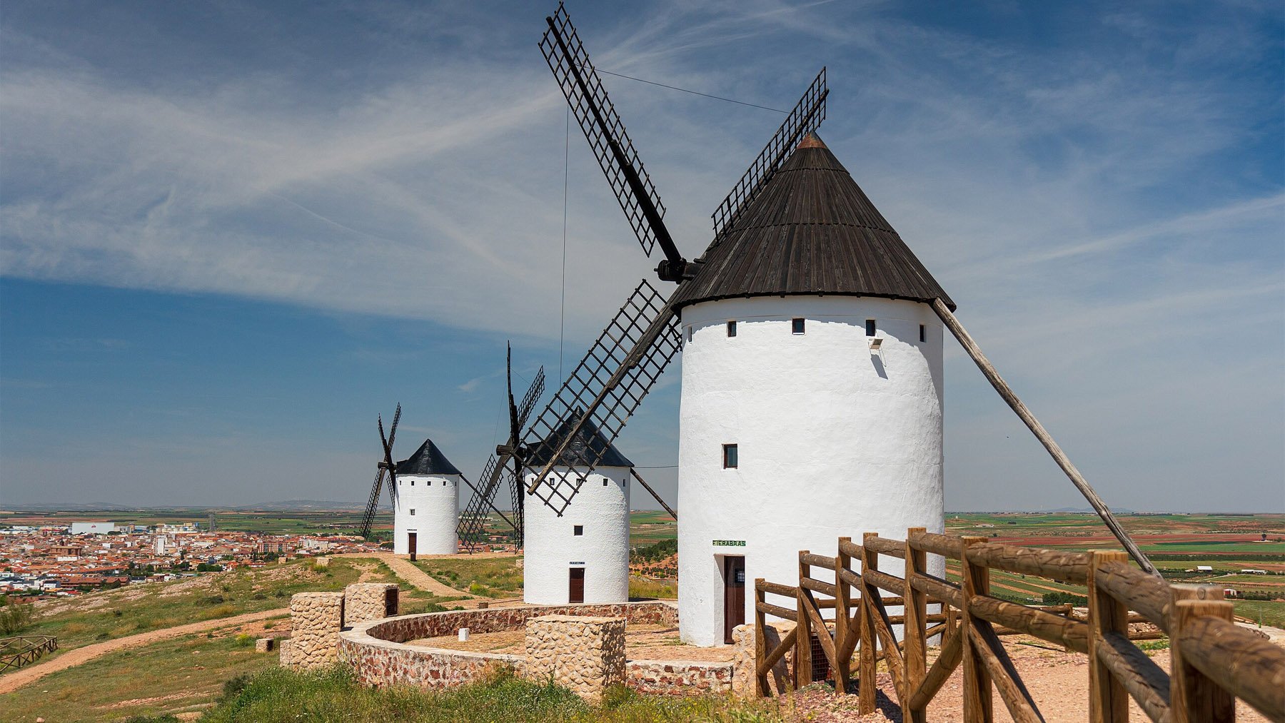 Molinos en Alcázar de San Juan. Foto: Fernando en Wikimedia Commons.