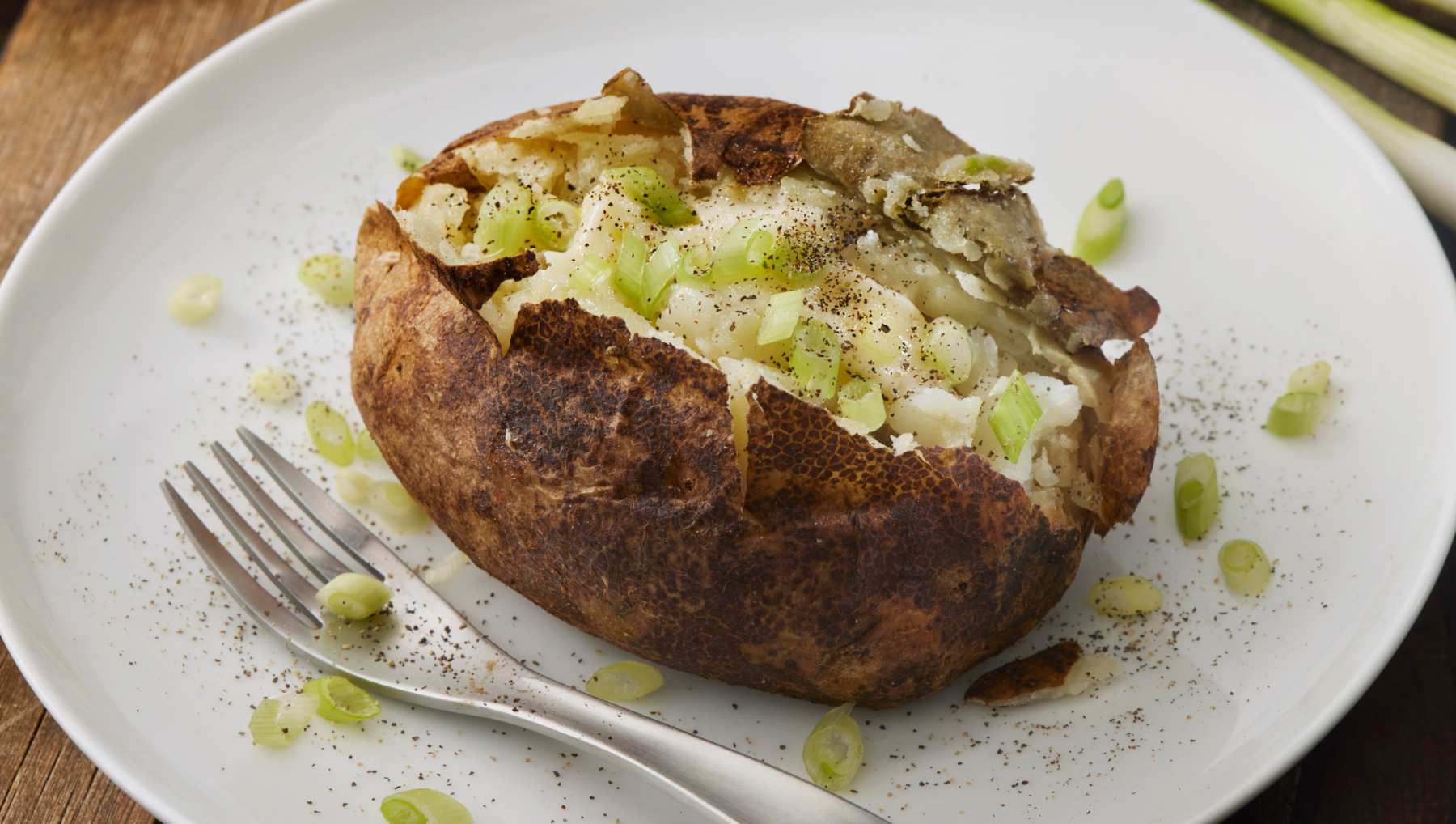 Papas rellenas de guacamole y pico de gallo.