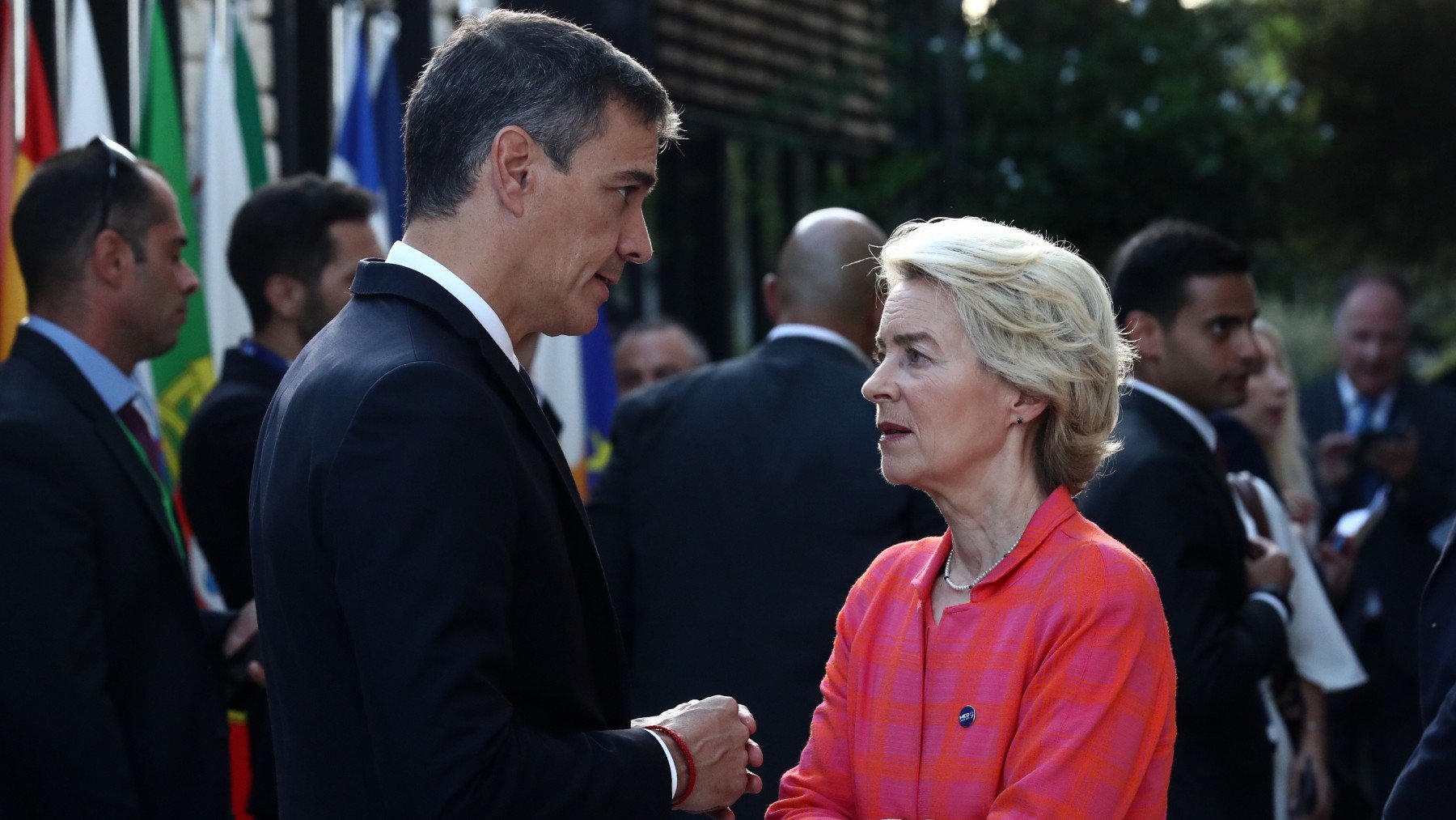 Pedro Sánchez y Ursula Von der Leyen en la Cumbre del Med9 en Pafos (Chipre). (Foto: Europa Press)