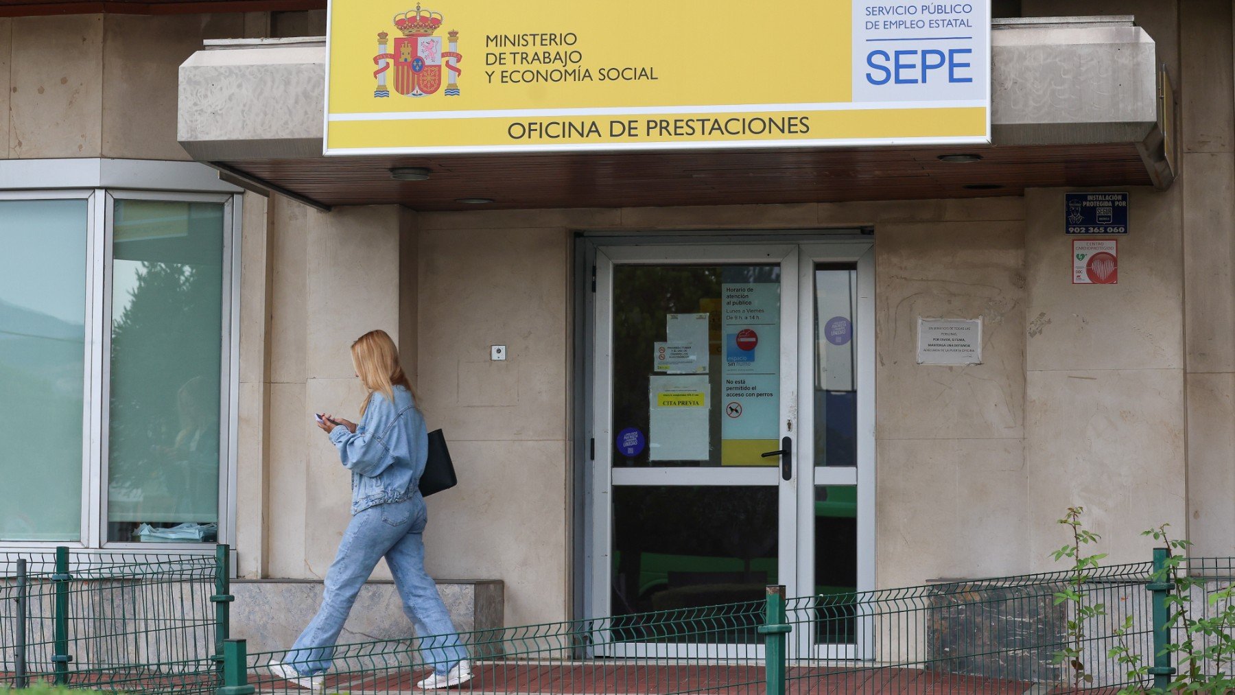 Una mujer en la puerta de una oficina del SEPE. (EP)