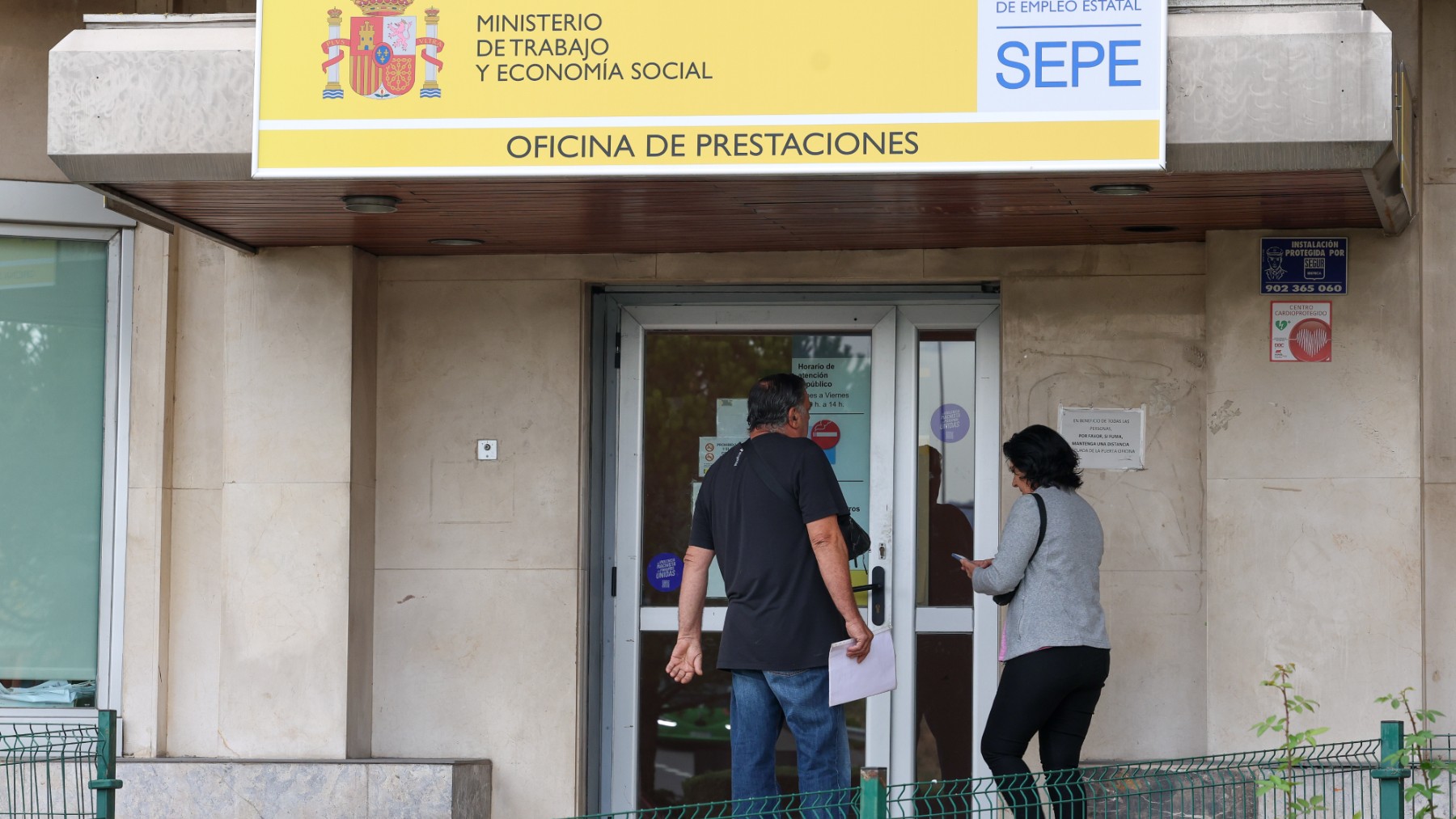 Dos personas entran en una oficina del SEPE. (EP)