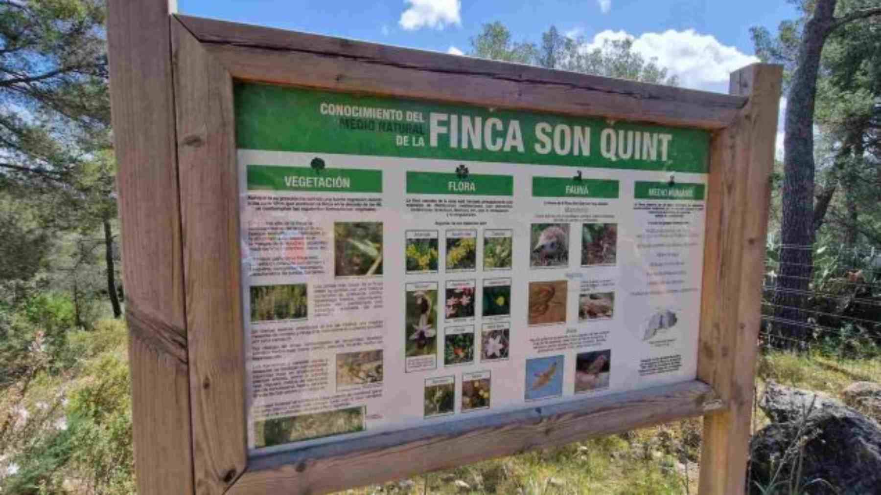 Panel informativo con los itinerarios de la finca municipal de Son Quint en Palma.