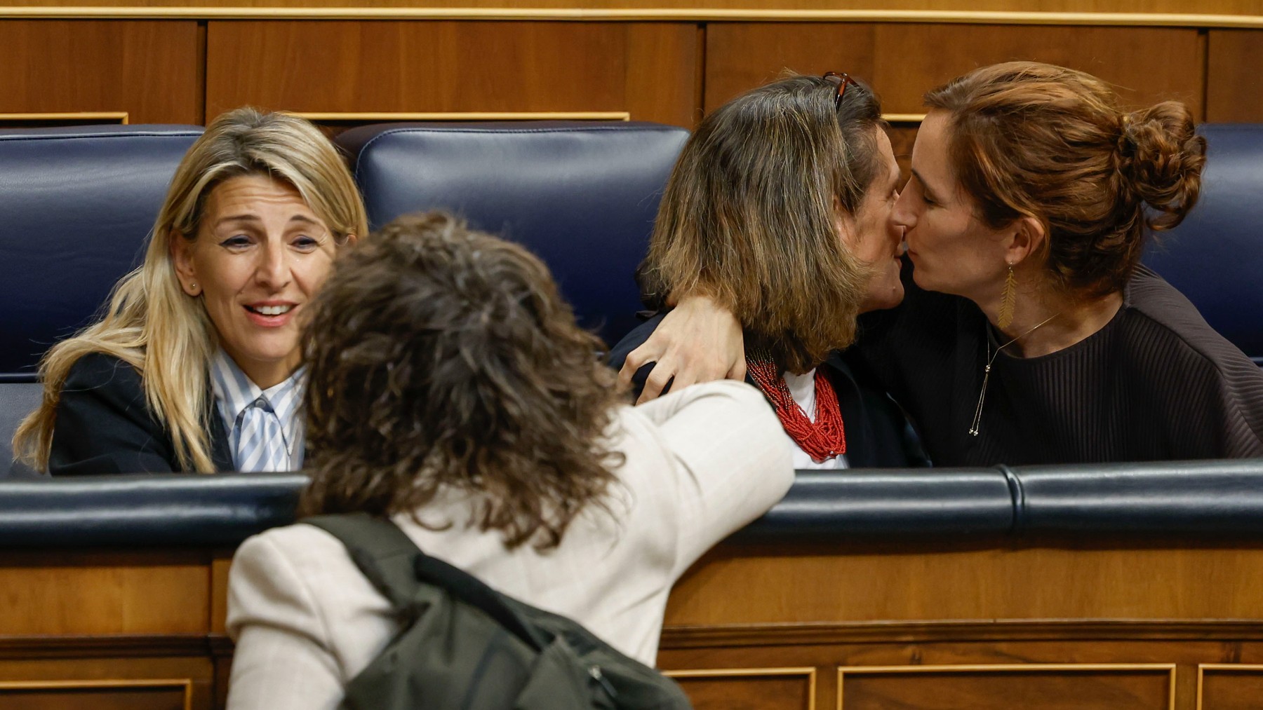 La ministra de Sanidad, Mónica García, abraza a la vicepresidenta tercera del Gobierno, Teresa Ribera, en presencia de Yolanda Díaz. (EFE)