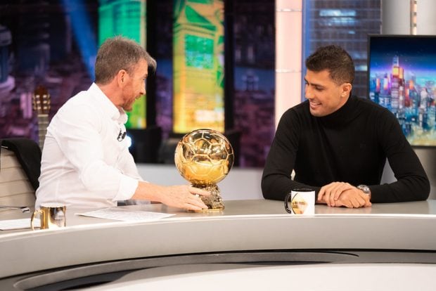 Rodri junto a Pablo Motos y su premio como Balón de Oro 2024 (Atresmedia).