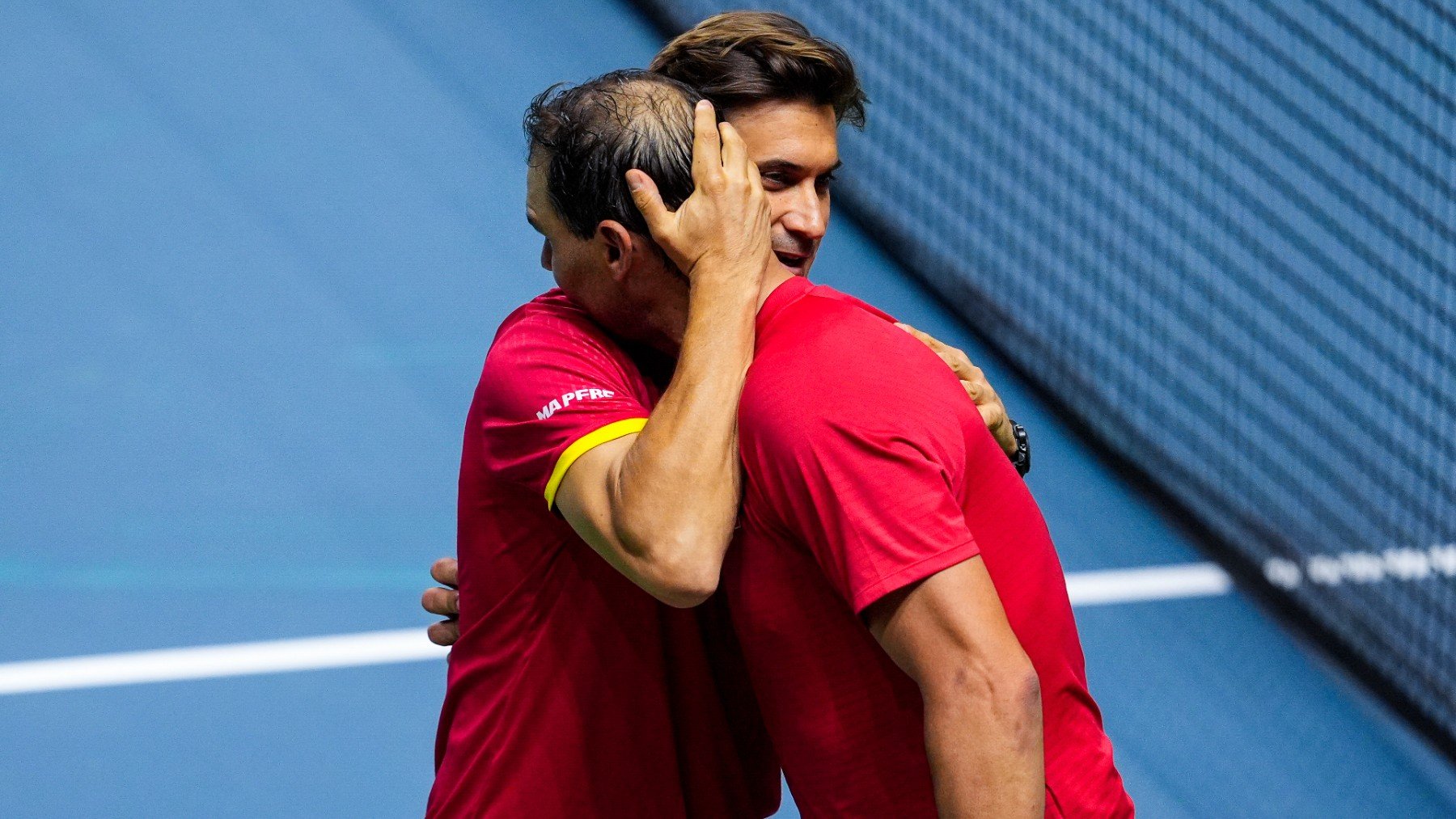 David Ferrer se abraza con Rafa Nadal tras la derrota del balear en el individuales de la Davis. (Europa Press)