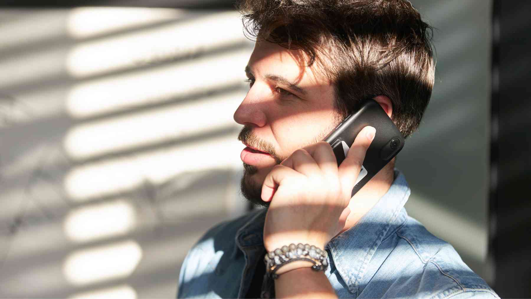 Un hombre hablando por teléfono.