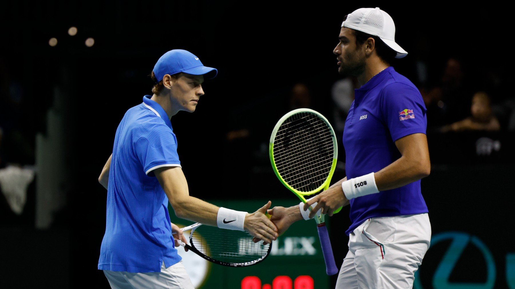 Sinner y Berrettini celebran el triunfo de Italia sobre Argentina. (EFE)