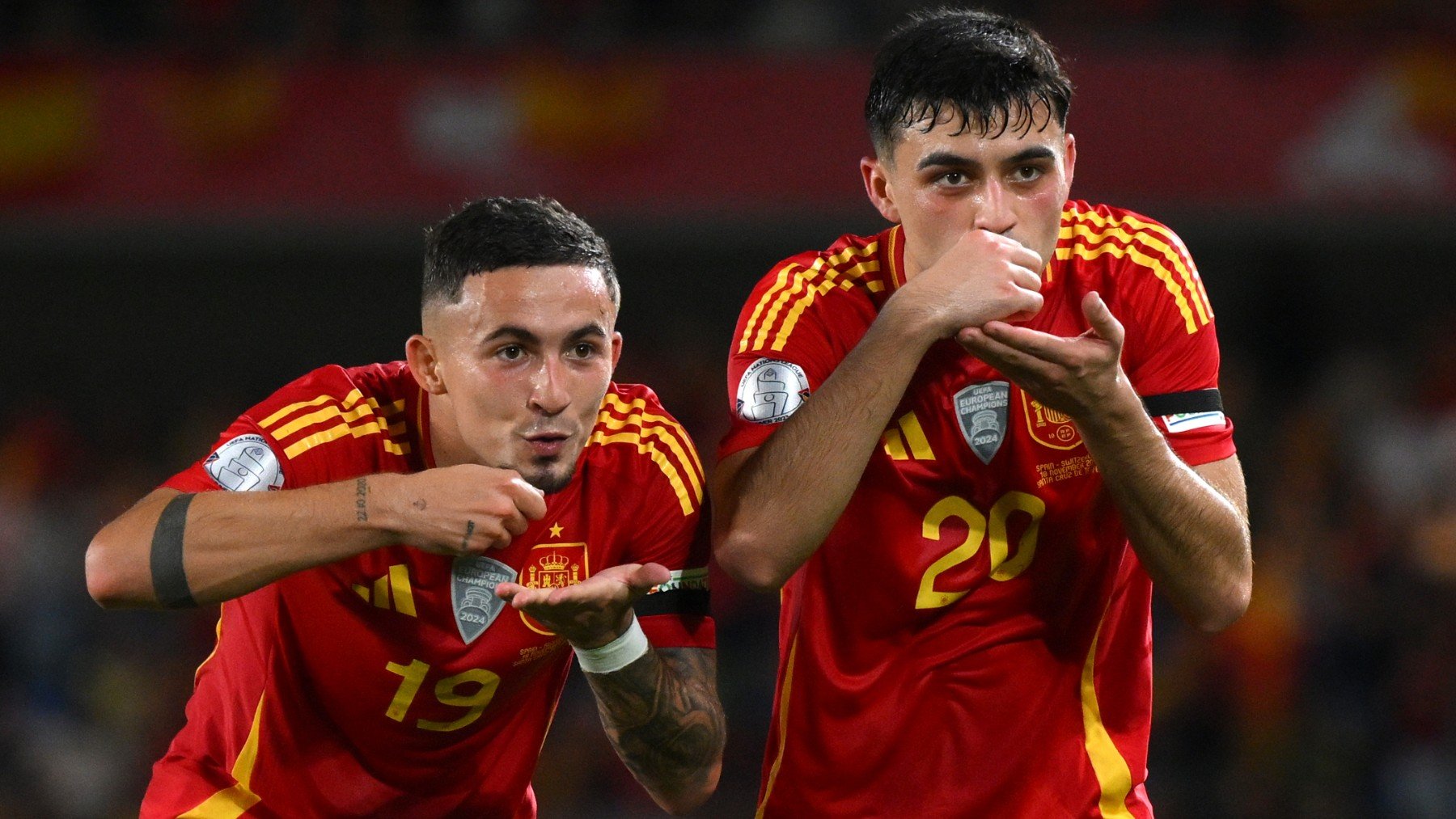 Pedri y Yeremy Pino celebran del delantero ante Suiza. (Getty)