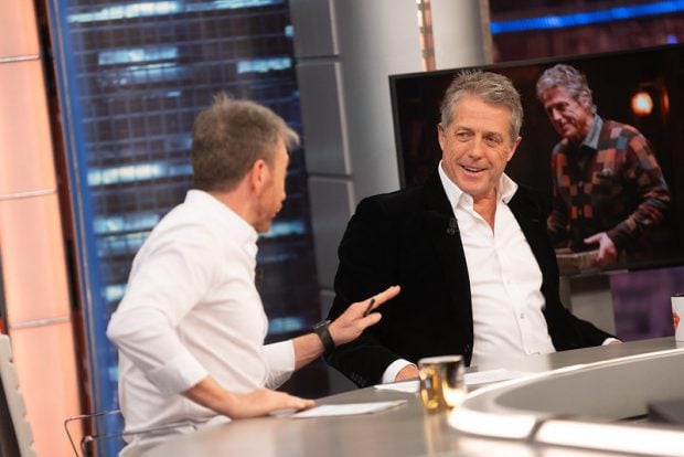 Pablo Motos y Hugh Grant en El Hormiguero. (Foto: Atresmedia).