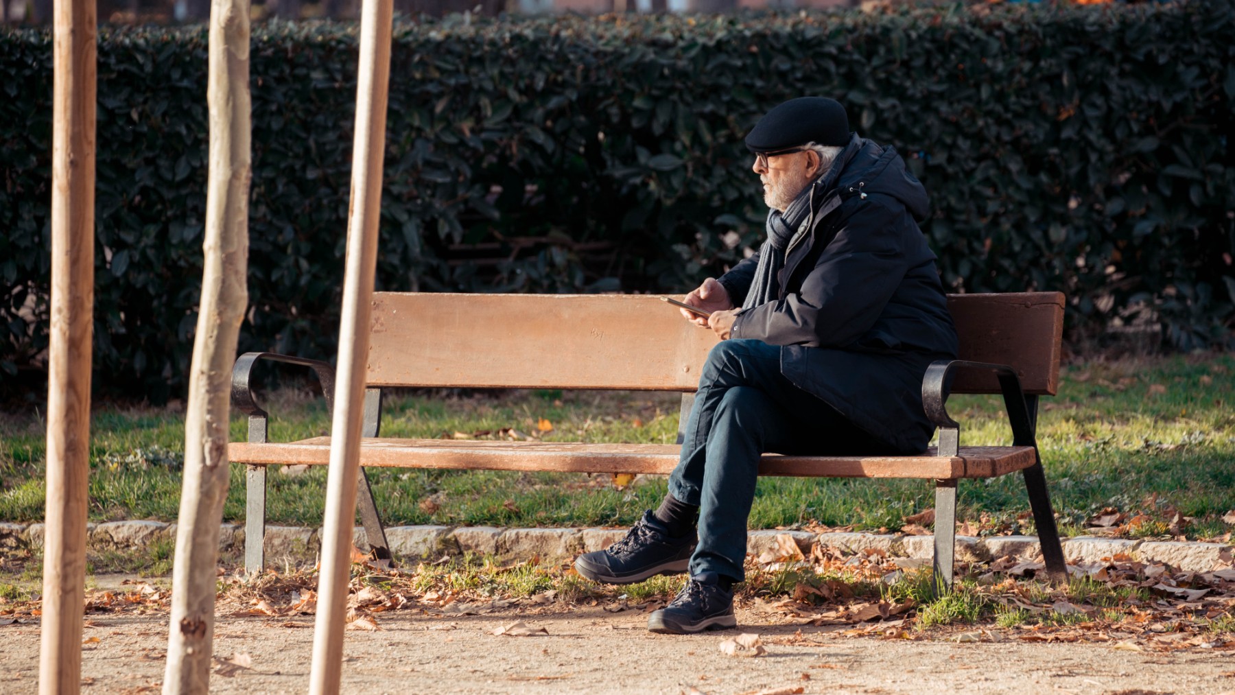 Un hombre anciano sentado en un banco. (EP)