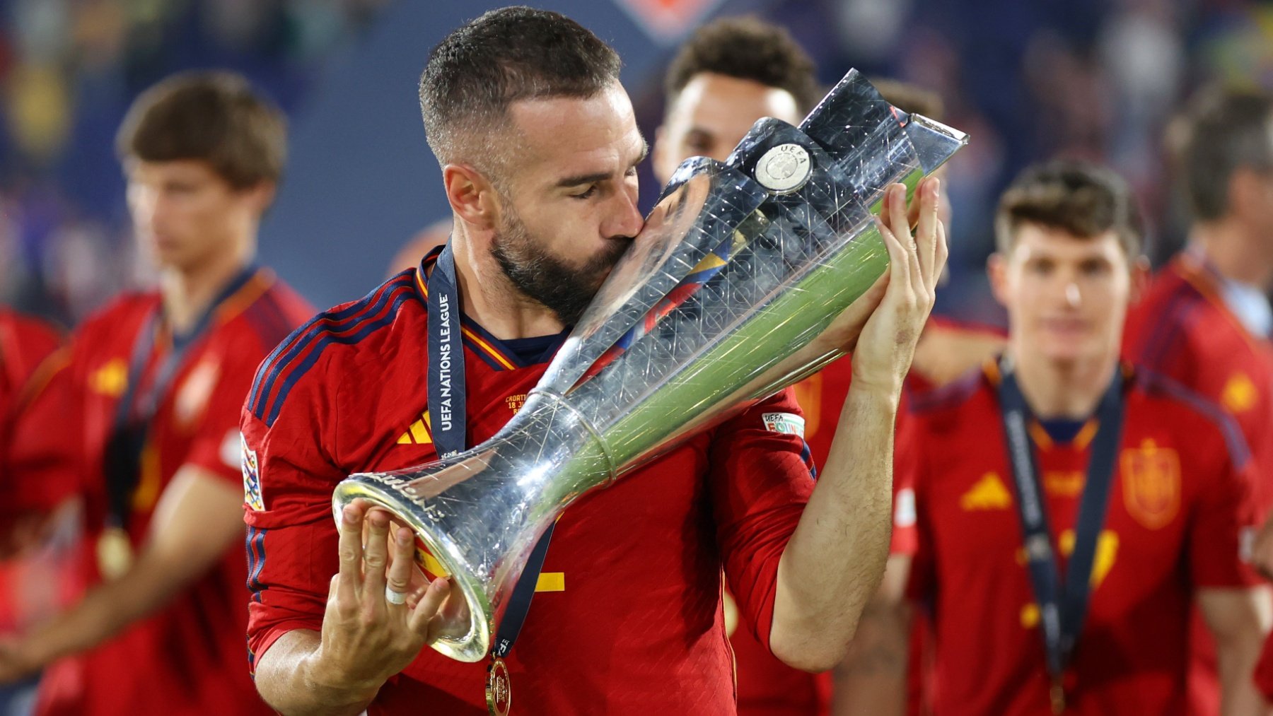 Dani Carvajal besa la Liga de Naciones ganada por España en 2023. (Getty)