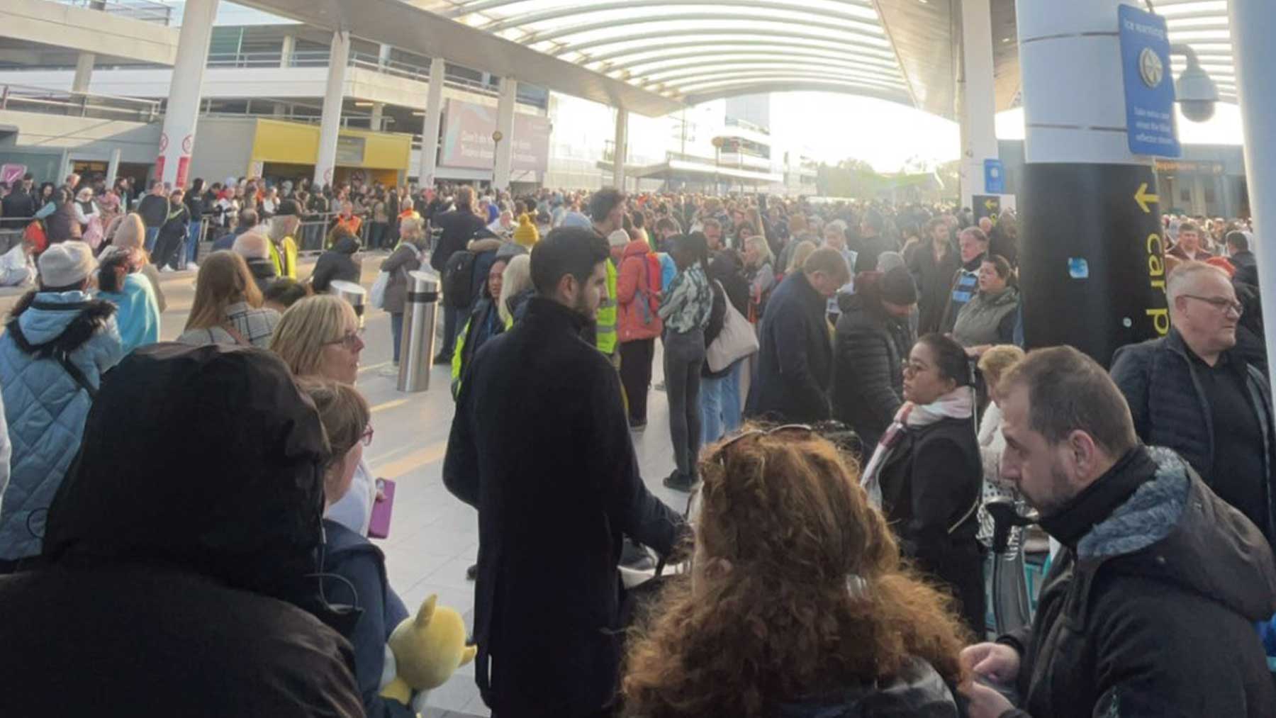 Personas siendo evacuadas del aeropuerto de Gatwick.