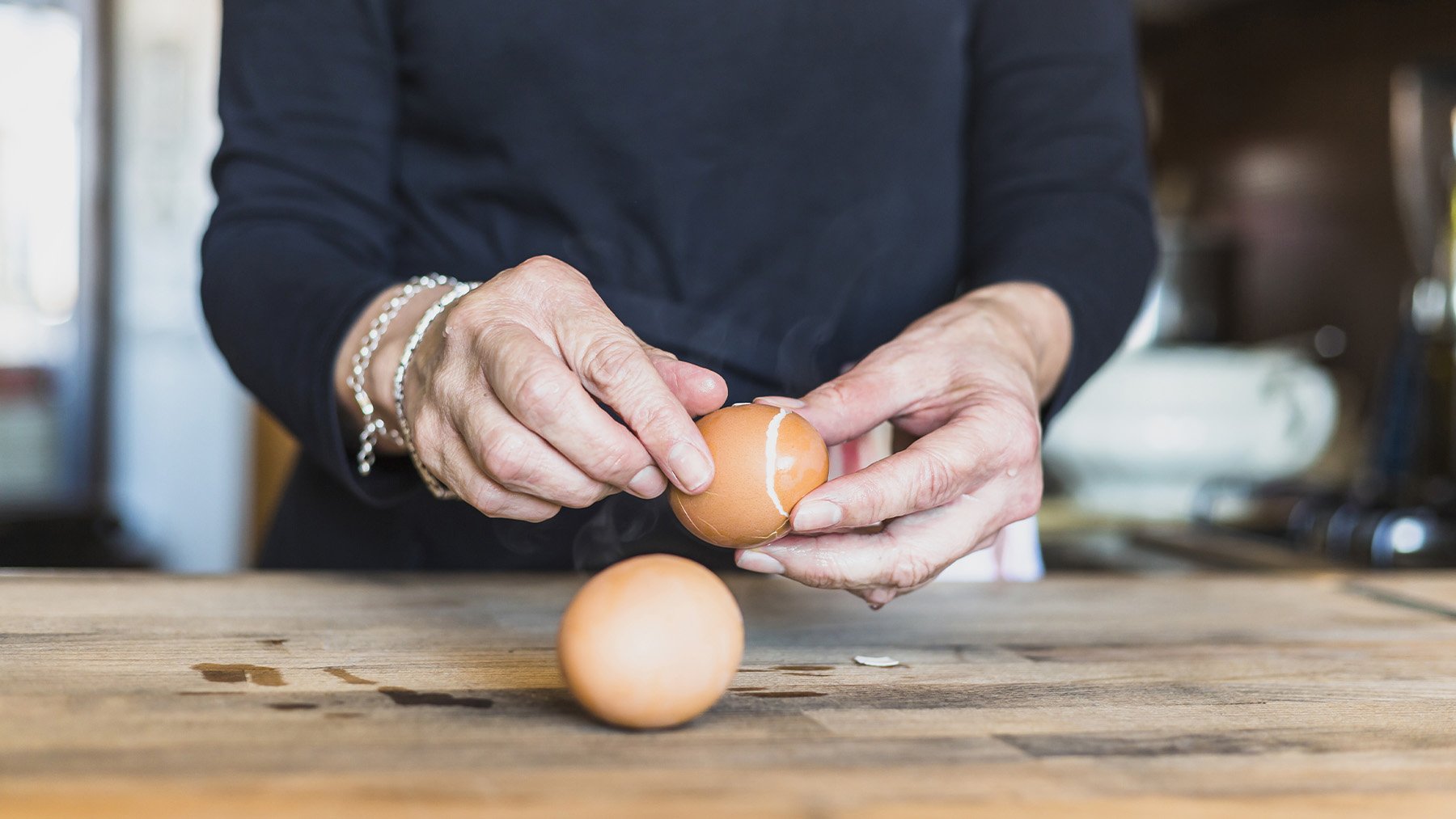 Mujer pelando huevos. Foto: Freepik.