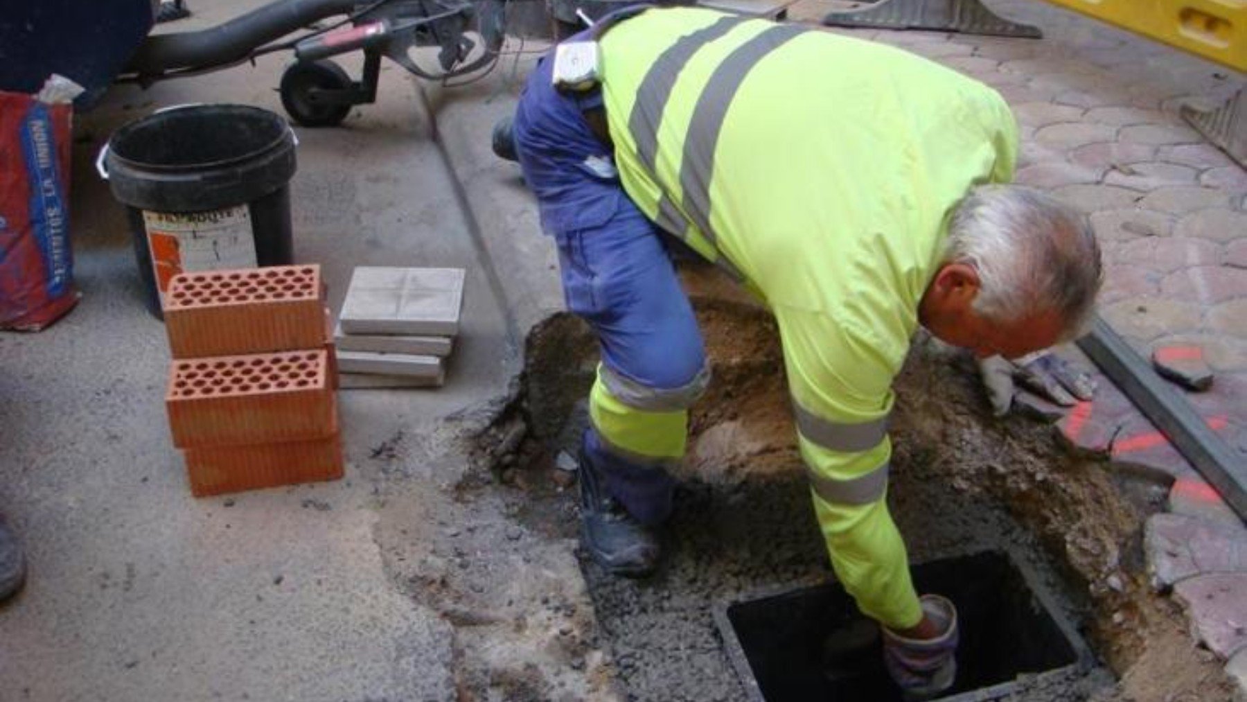 Una personas trabaja en una obra en la calle. (EP)