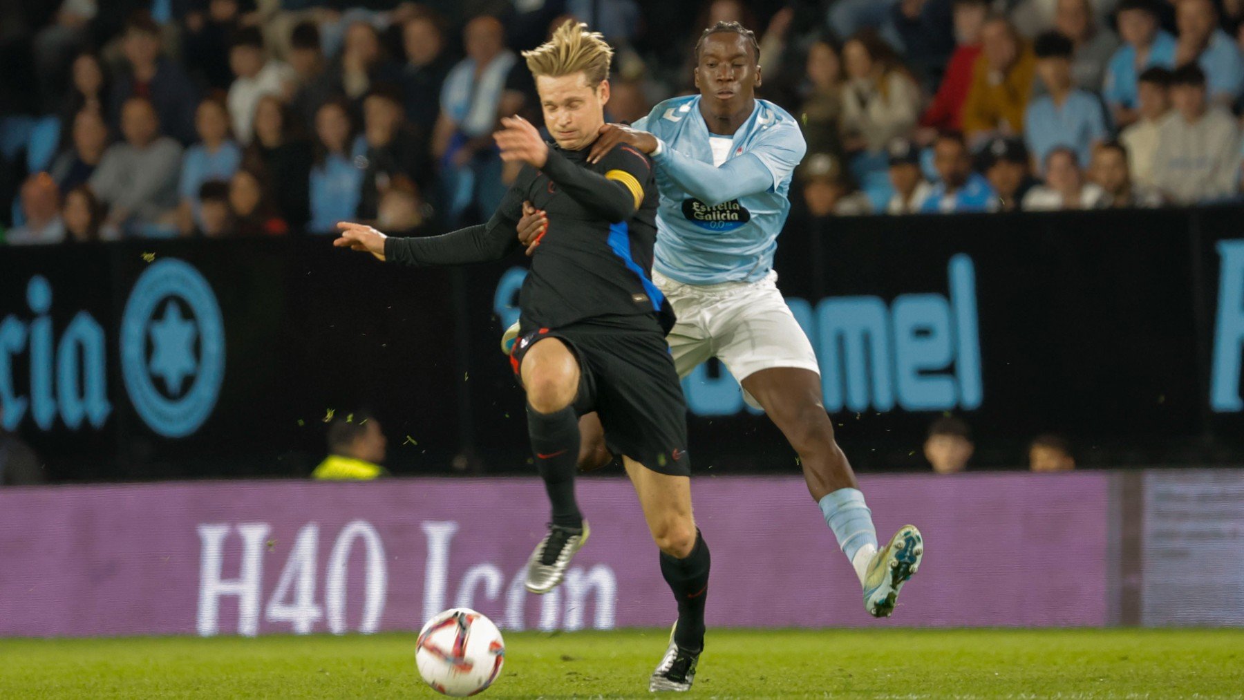 De Jong y Moriba, en el partido. (EFE)