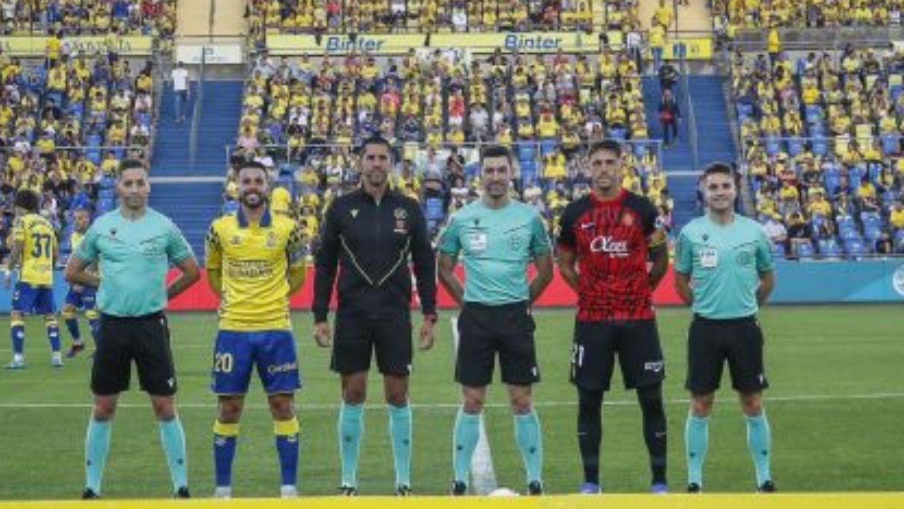 El equipo arbitral con los capitanes.