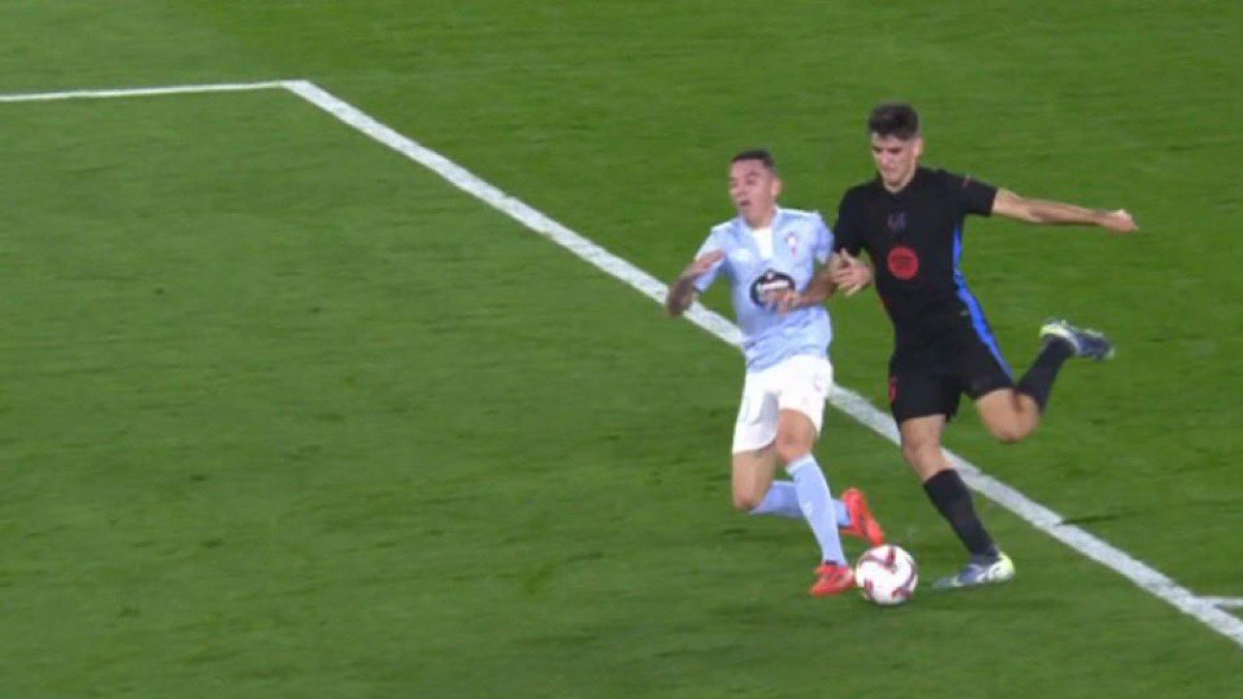 La acción del penalti de Gerard Martín a Aspas. (DAZN)