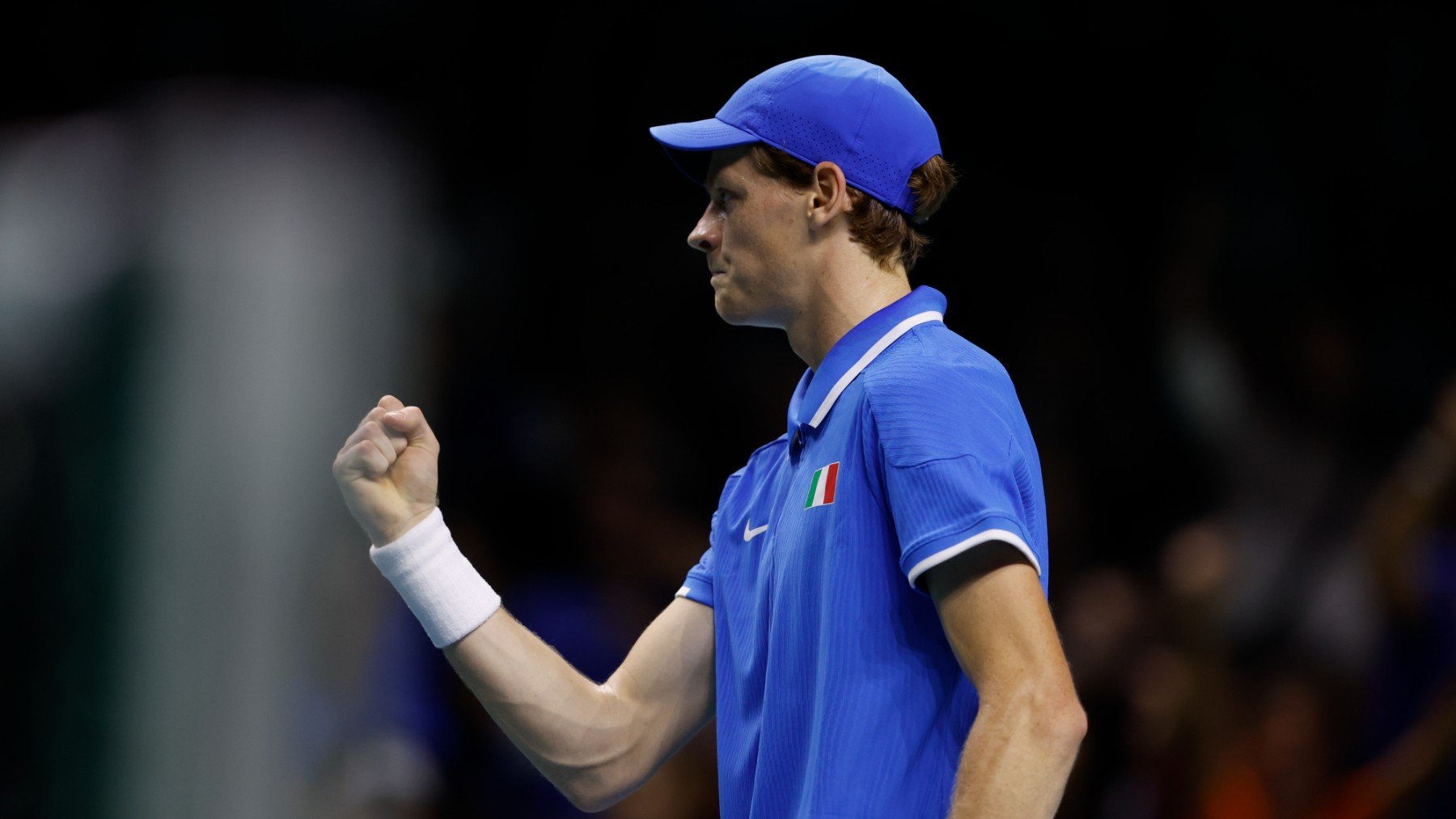 Jannik Sinner celebra su victoria ante De Miñaur en la Copa Davis. (EFE).