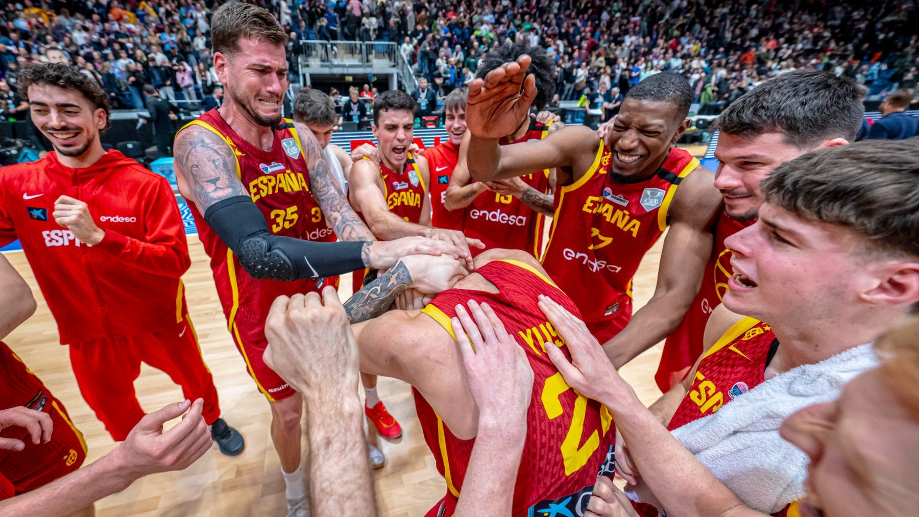 España celebra su agónica victoria ante Eslovaquia. (EFE)