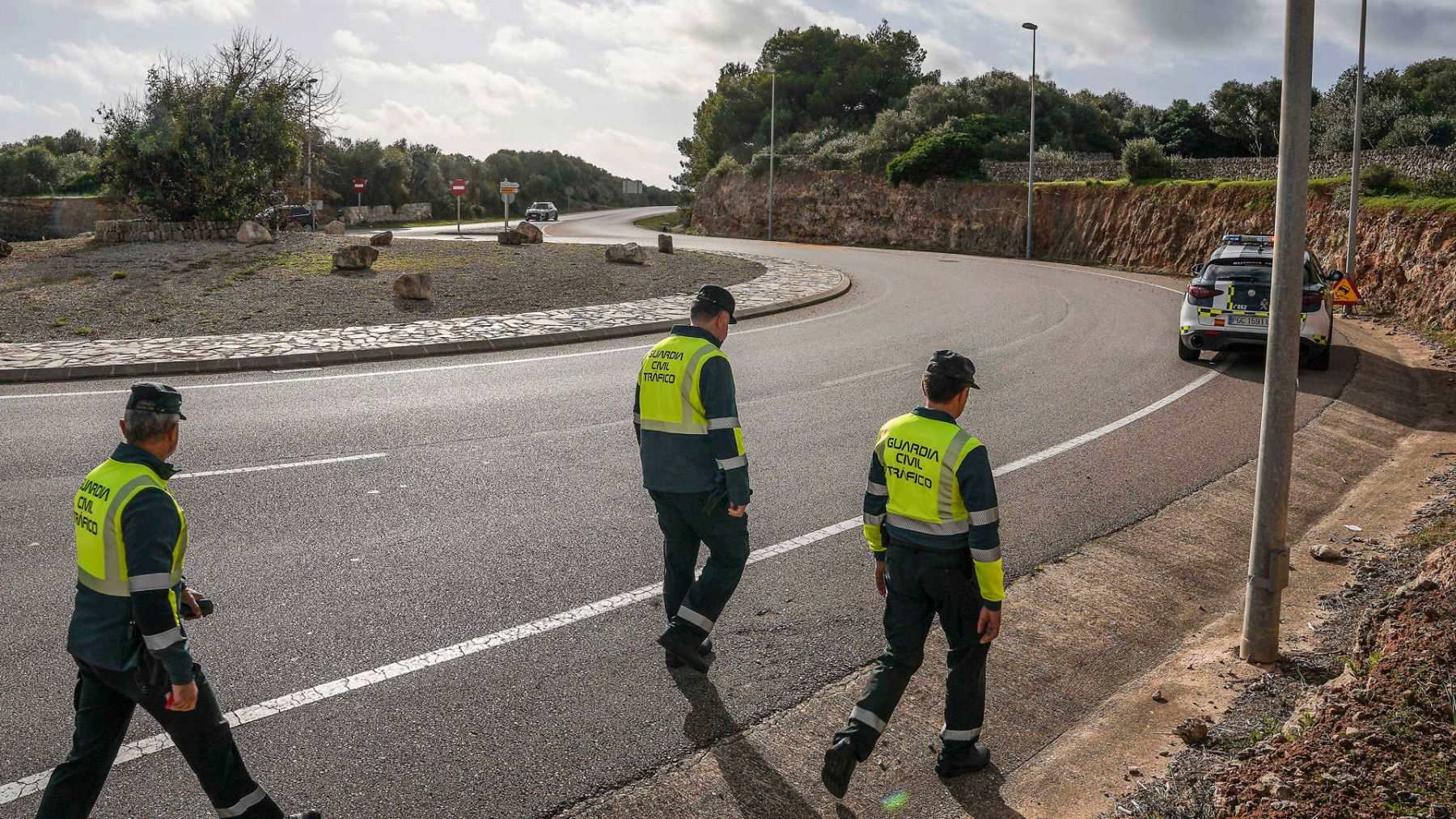 Agentes de la Guardia Civil en el lugar del accidente. (EFE)