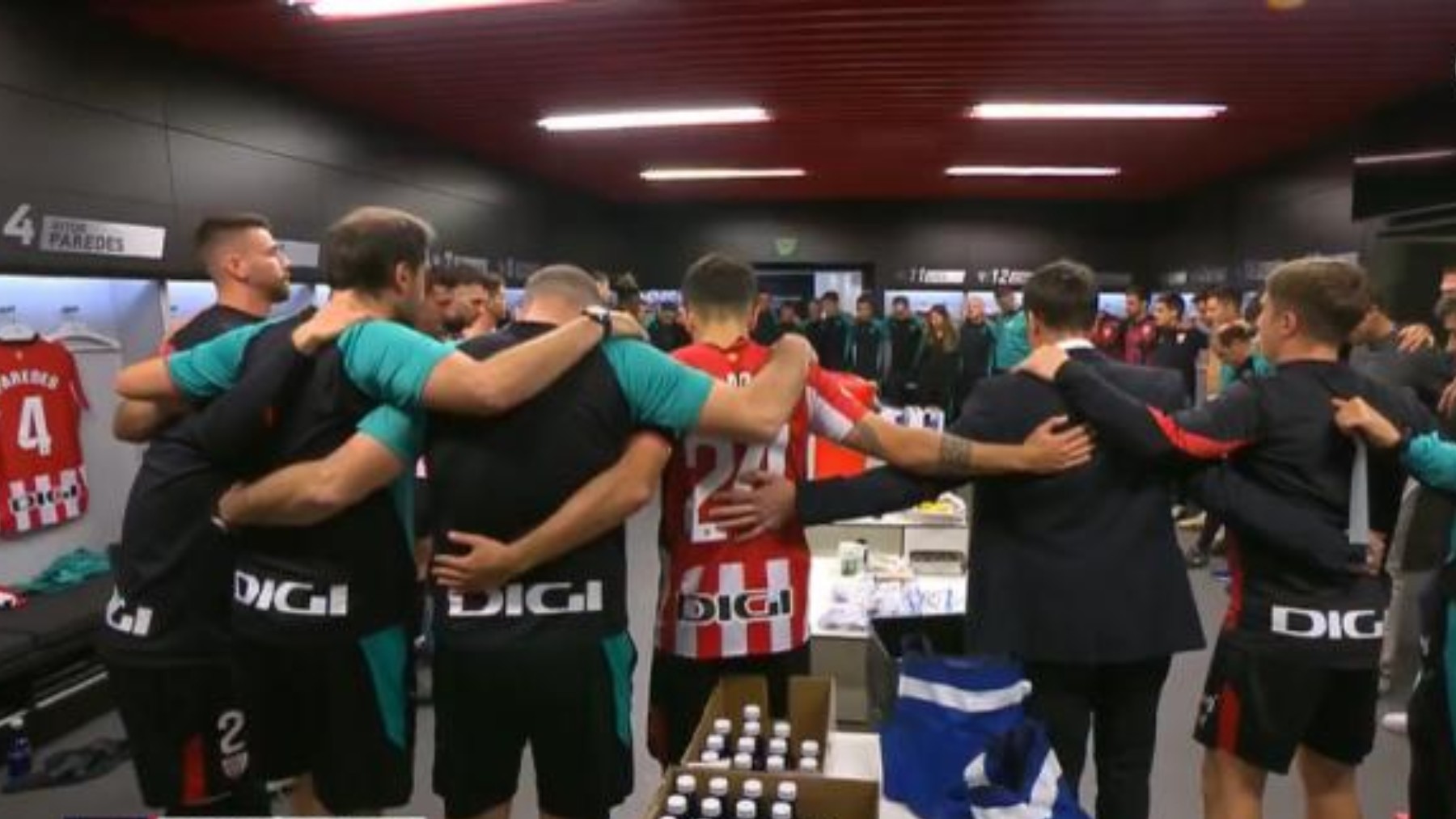 Los jugadores del Athletic rezan antes del derbi vasco.