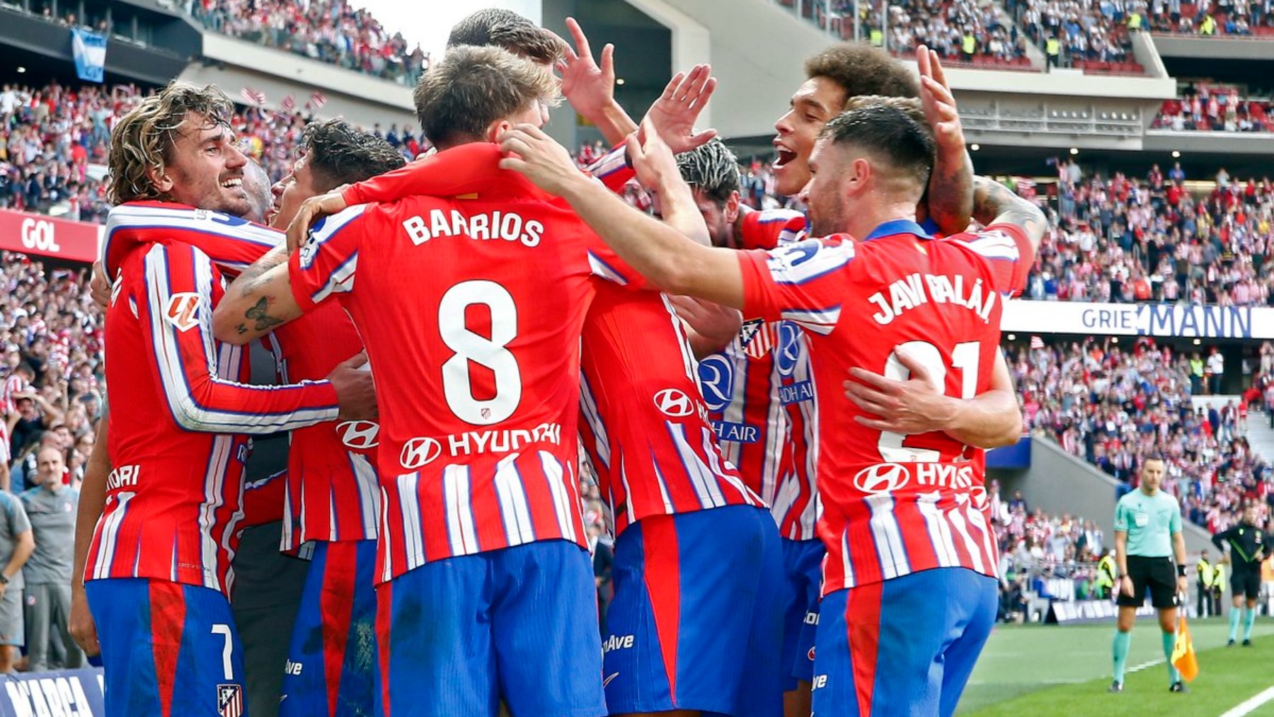 Los jugadores celebran un gol.