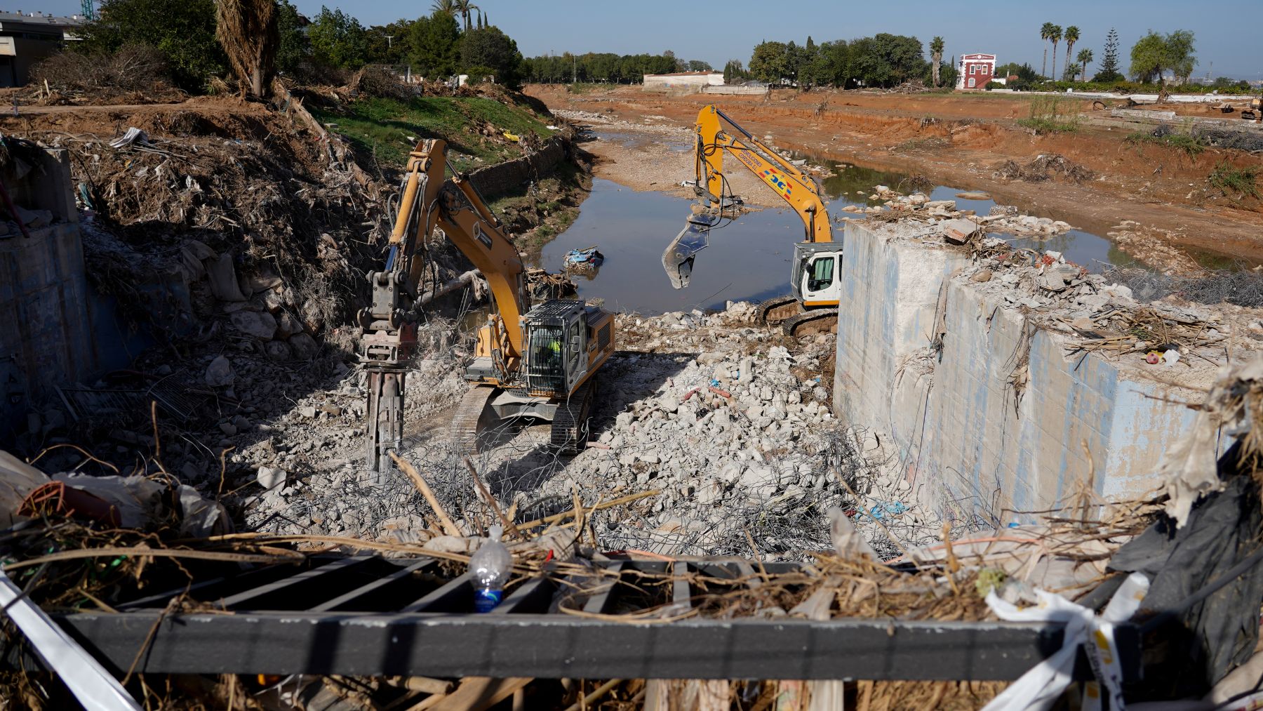 Maquinaria de construcción en una zona afectada por la DANA en Paiporta (Foto: Europa Press)