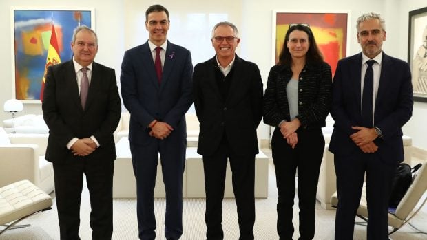 El presidente del Gobierno, Pedro Sánchez, y el consejero delegado de Stellantis, Carlos Tavares