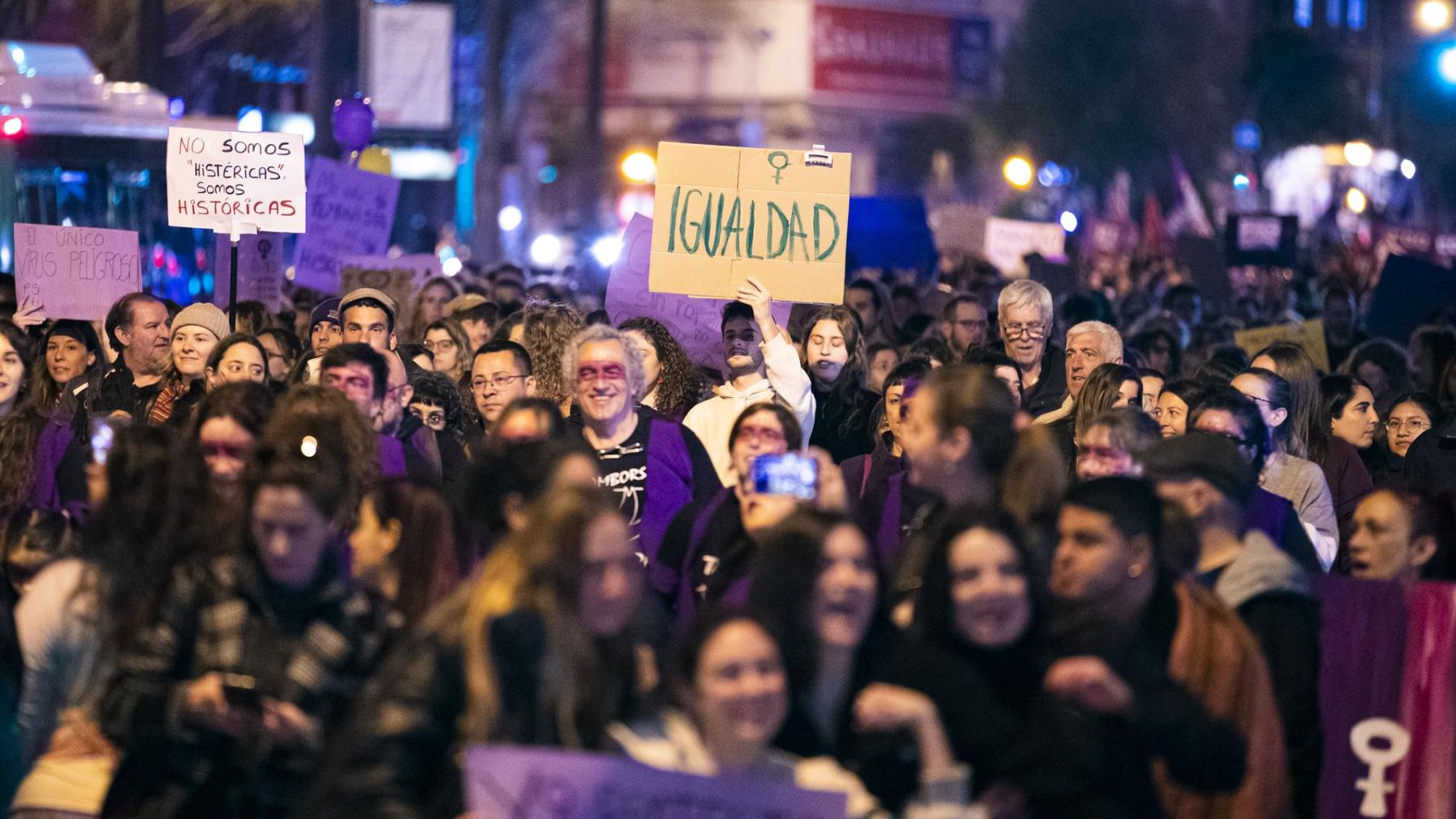 Miles de personas protestan con carteles durante una manifestación encabezada por el Moviment Feminista de Mallorca.