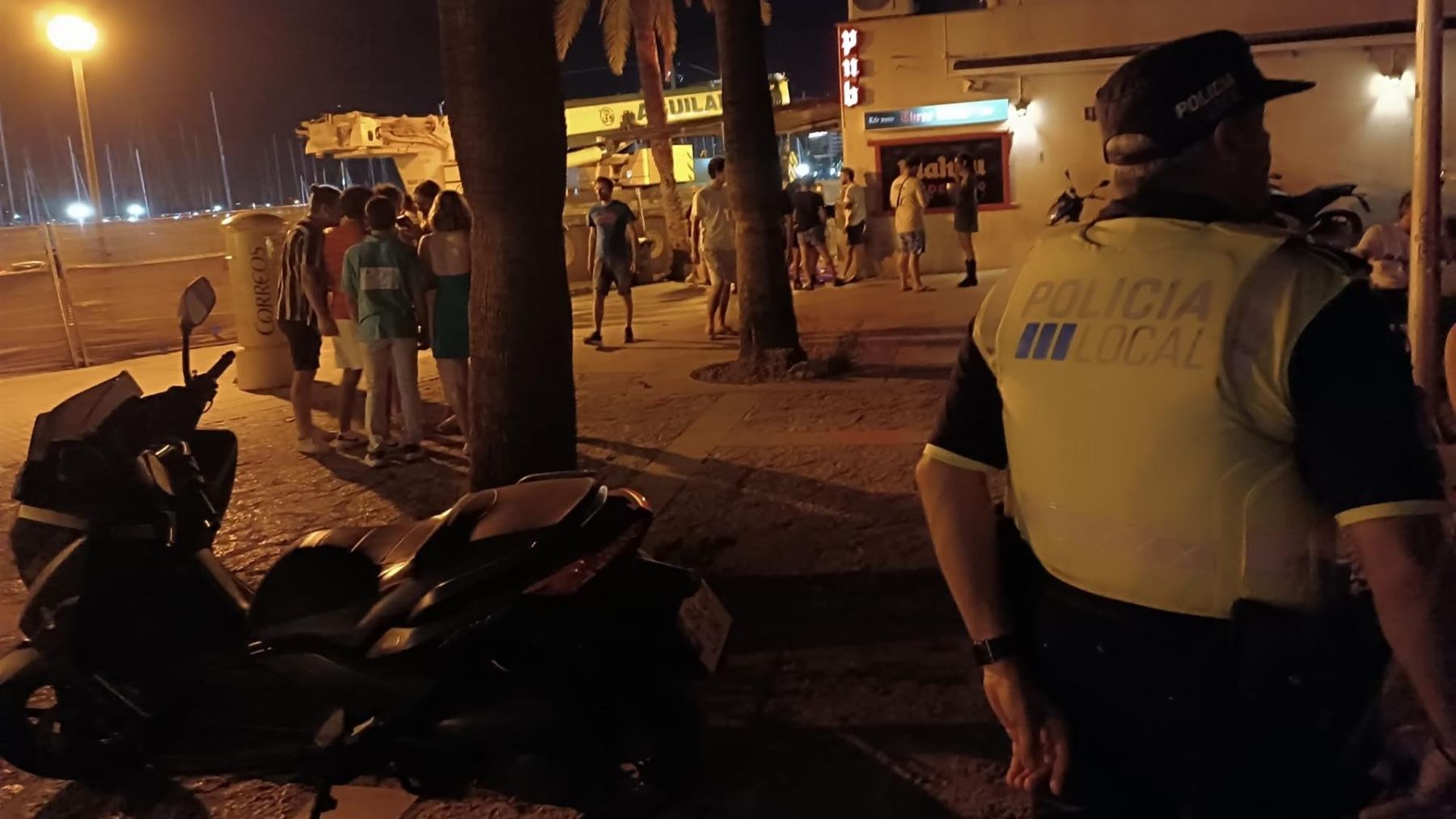 Un agente de la Policía Local de Palma durante un servicio de vigilancia en el Paseo Marítimo.