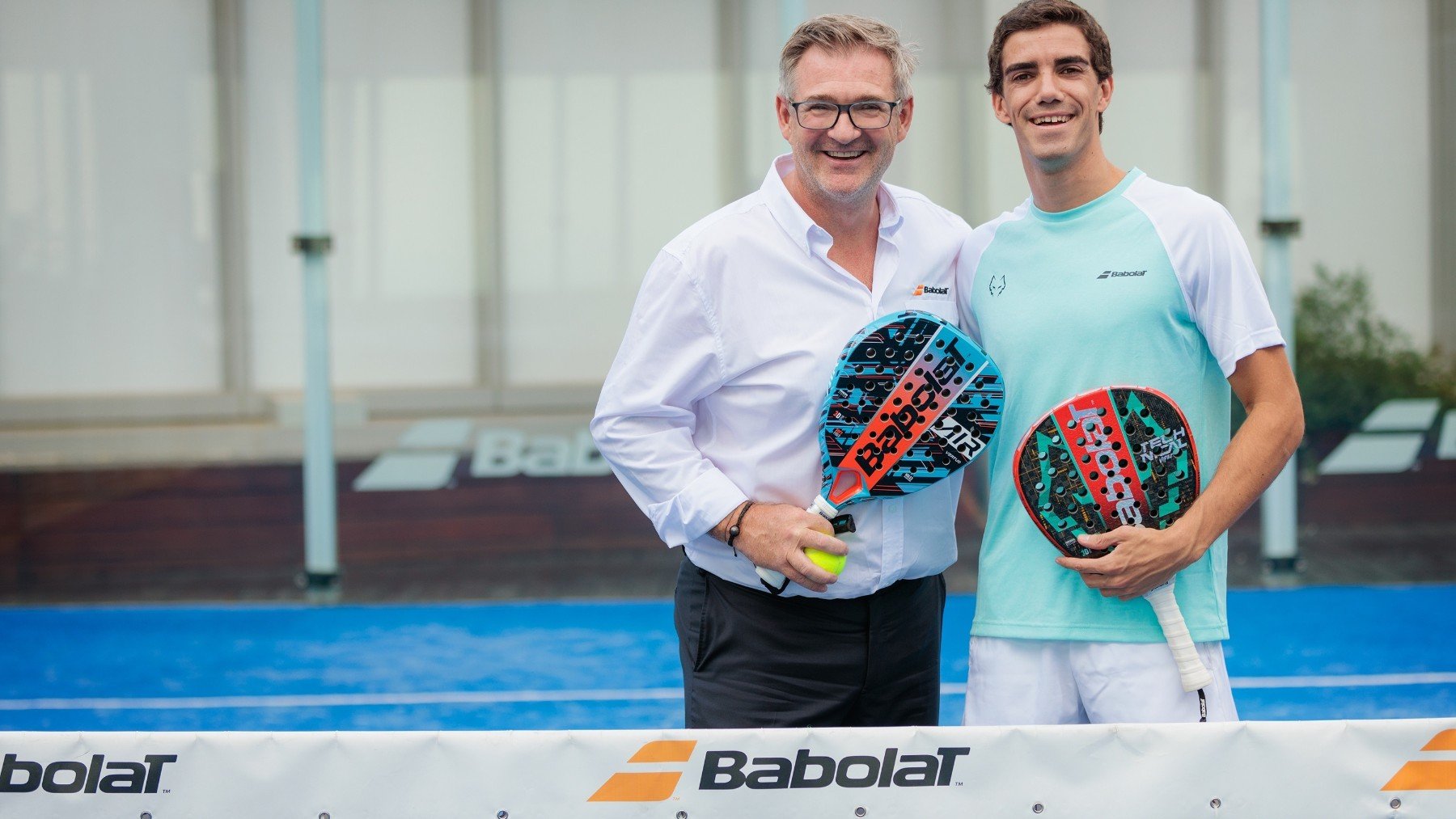 El CEO de Babolat, Eric Babolat, y el palista español Juan Lebrón en un acto promocional en Madrid. (EP)