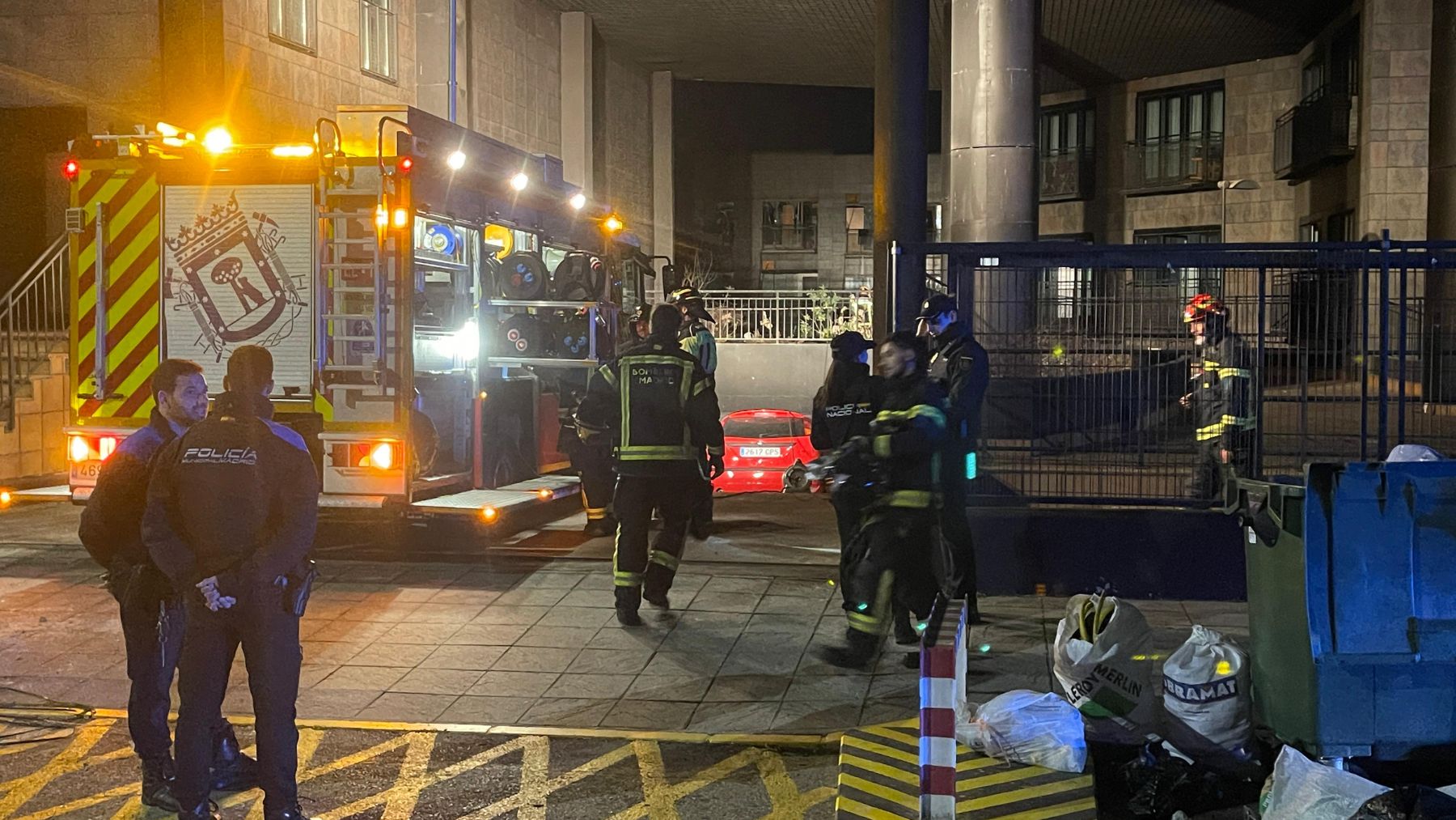 Los bomberos han desalojado el edificio okupado de la calle Lola Flores de Madrid.