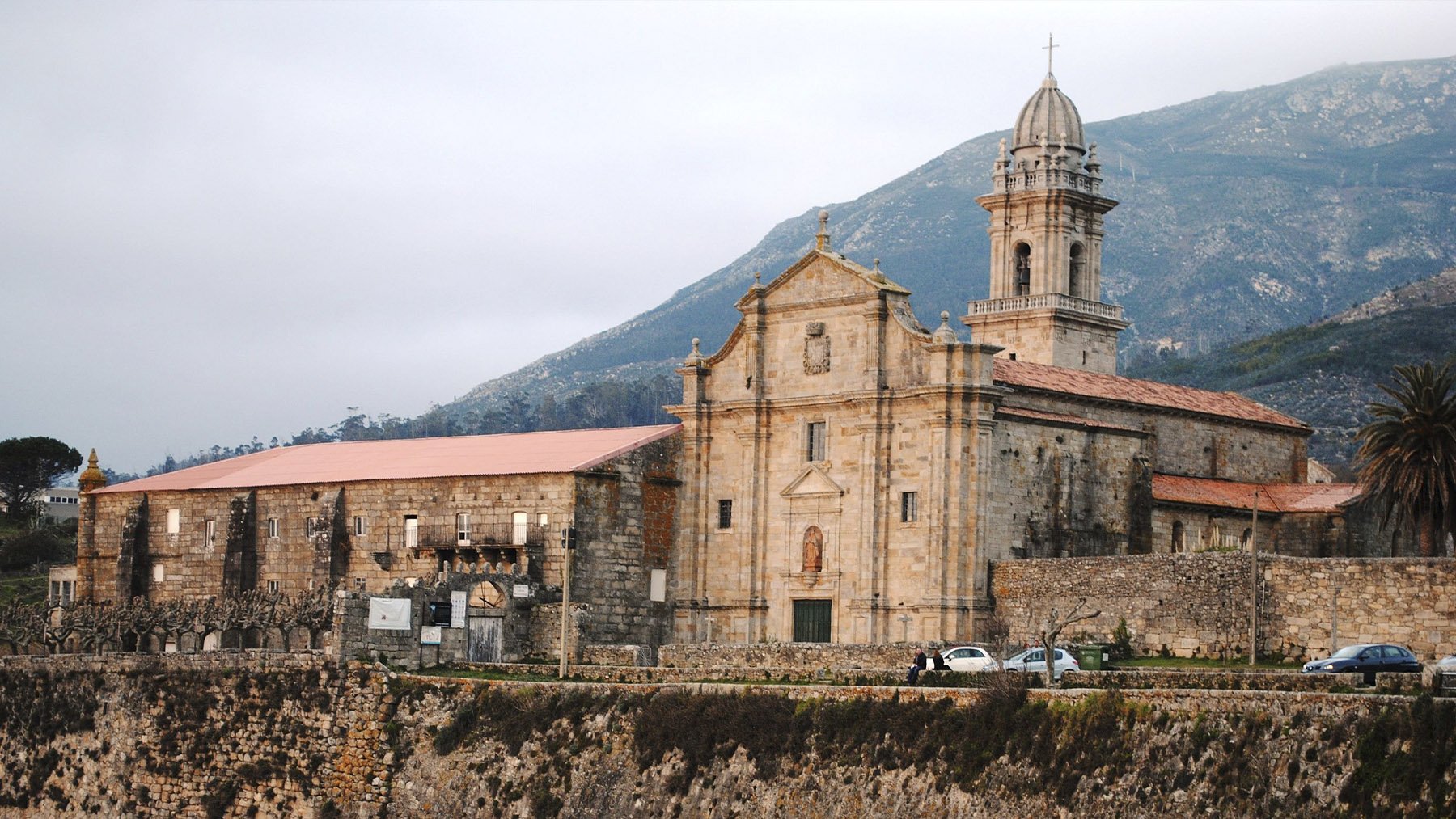 Vista general del Monasterio de Santa María de Oia. Foto: HombredHojalata en Wikimedia Commons.