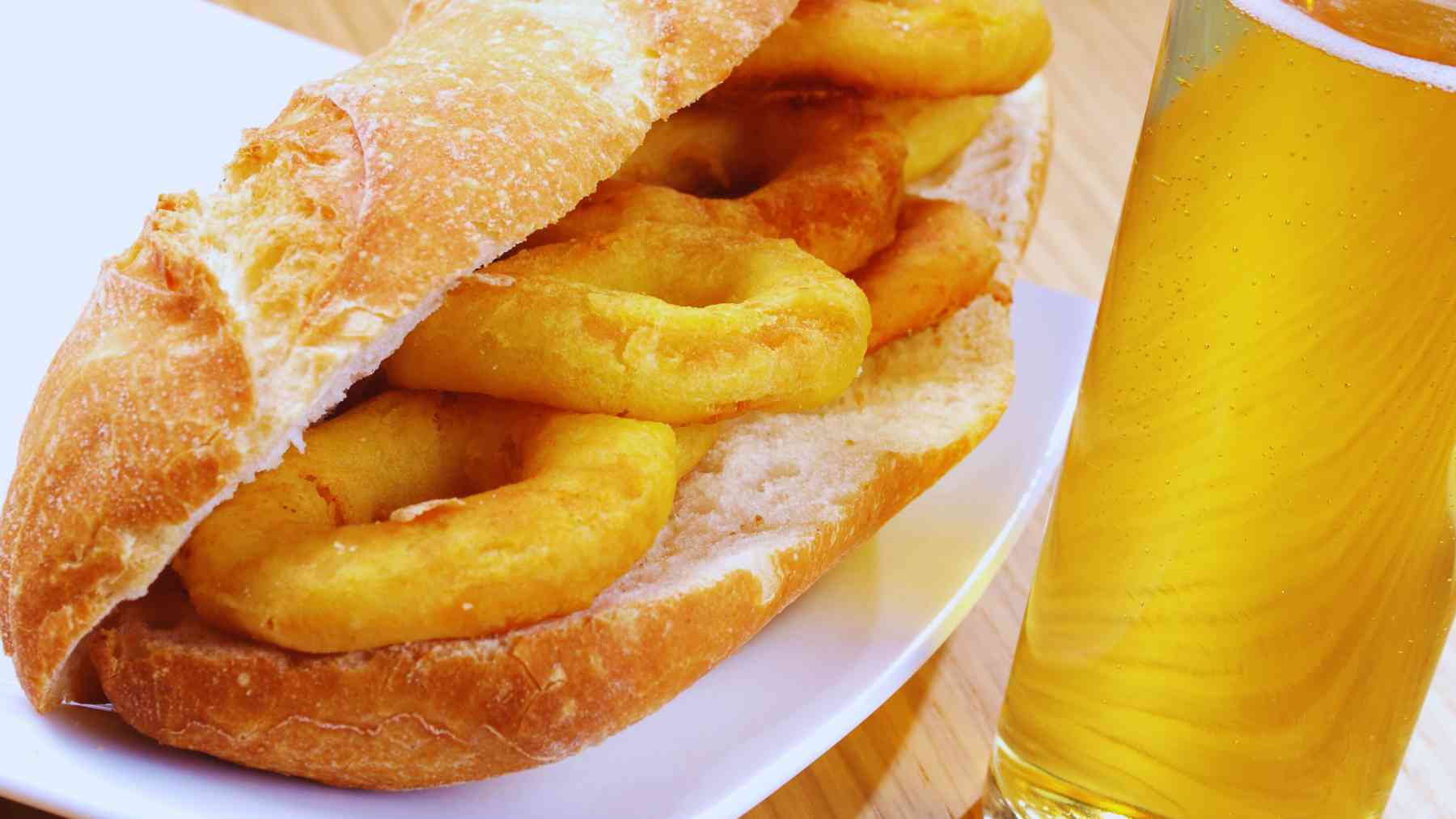 Un bocadillo de calamares y una cerveza.