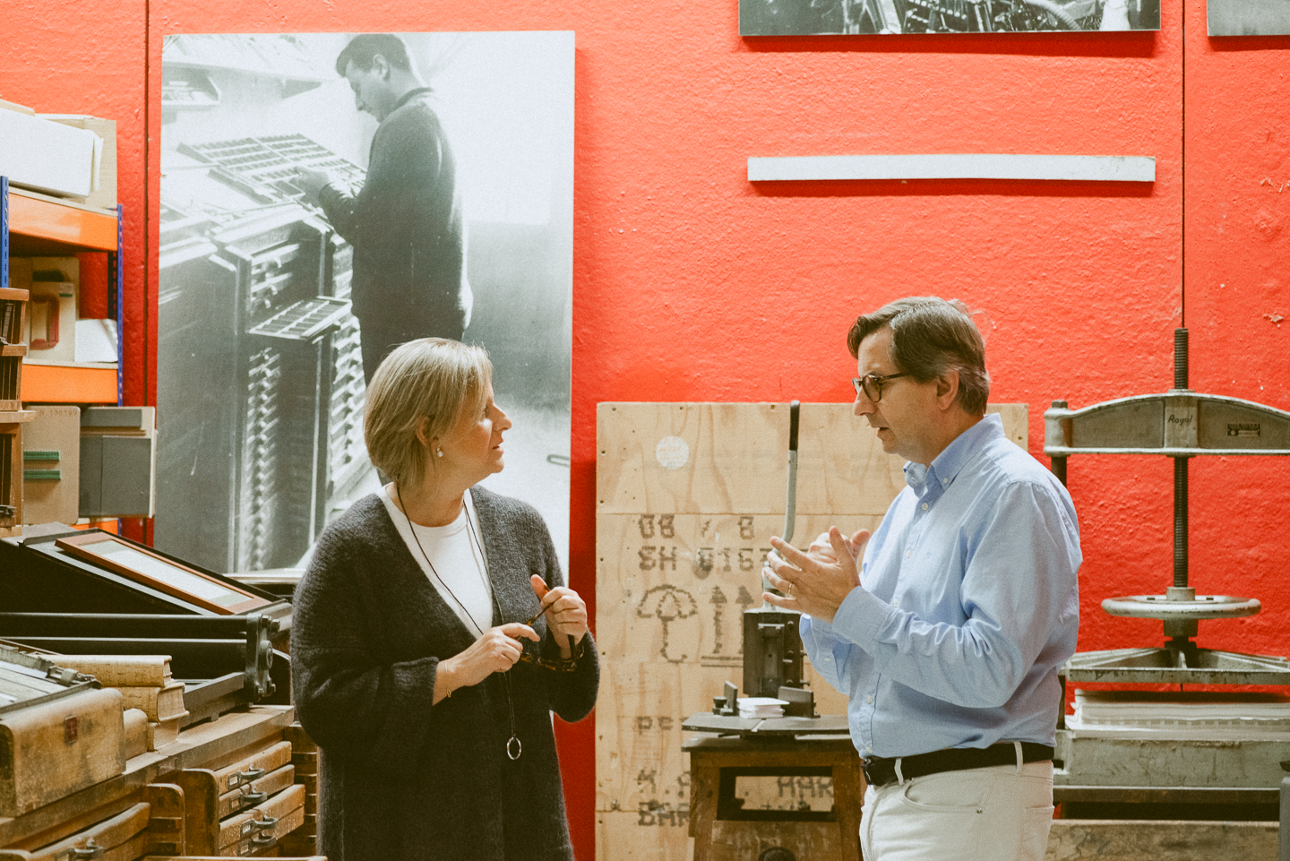 Maite y Jaume, directora de finanzas y director general, durante la visita. @Prodigioso Volcán