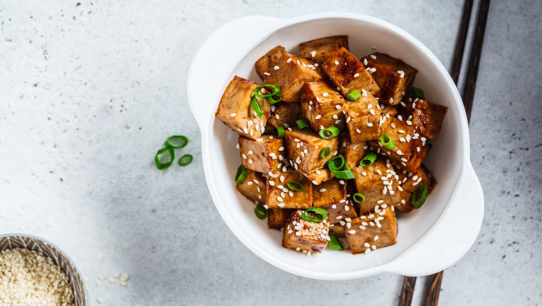 Tofu con sésamo y anacardos.