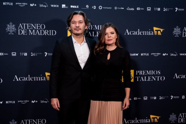 Alberto y Laura Caballero en un evento vestidos de forma elegante