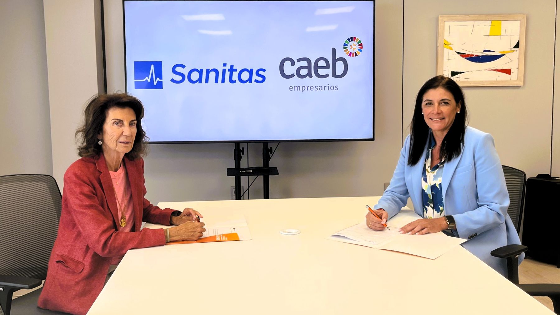 La presidenta de CAEB, Carmen Planas, junto con la directora de zona Baleares de Sanitas, Cecilia Castro.